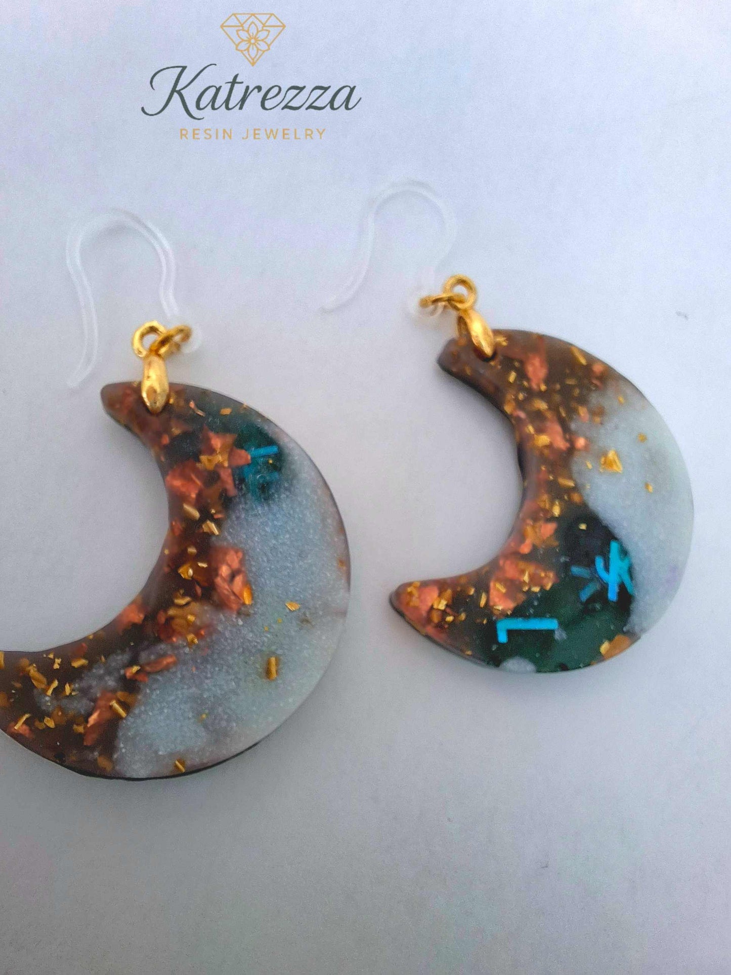 “Double-sided crescent moon resin earrings with glitter and gold flakes, 6 cm long, hypoallergenic silicone hooks – Katrezza handmade jewelry.”