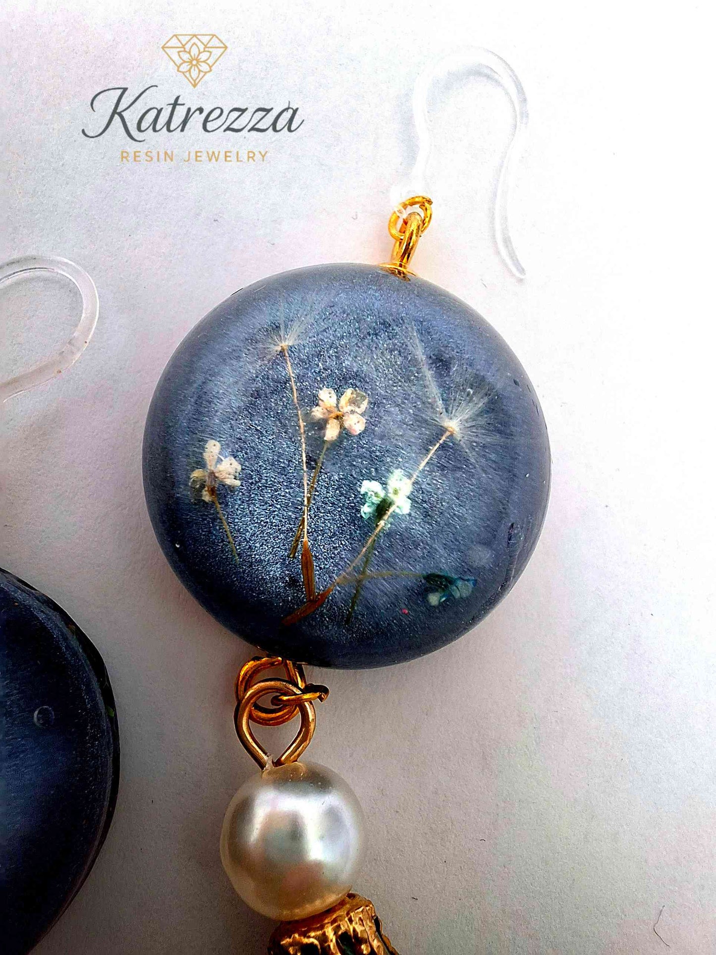 “Elegant handmade resin earrings, 8 cm long, with real flowers, pearl bead, and green tassel – Katrezza resin jewelry.”