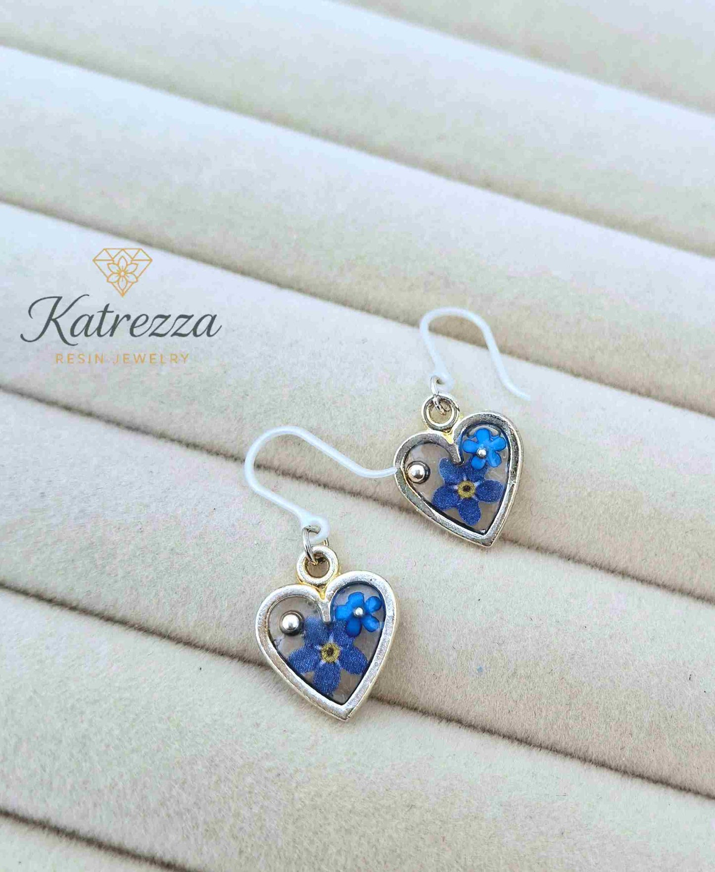 "Pair of 2cm silver heart charm earrings filled with resin and pressed blue flowers, designed with hypoallergenic silicone hooks for kids – Katrezza Girls Collection"