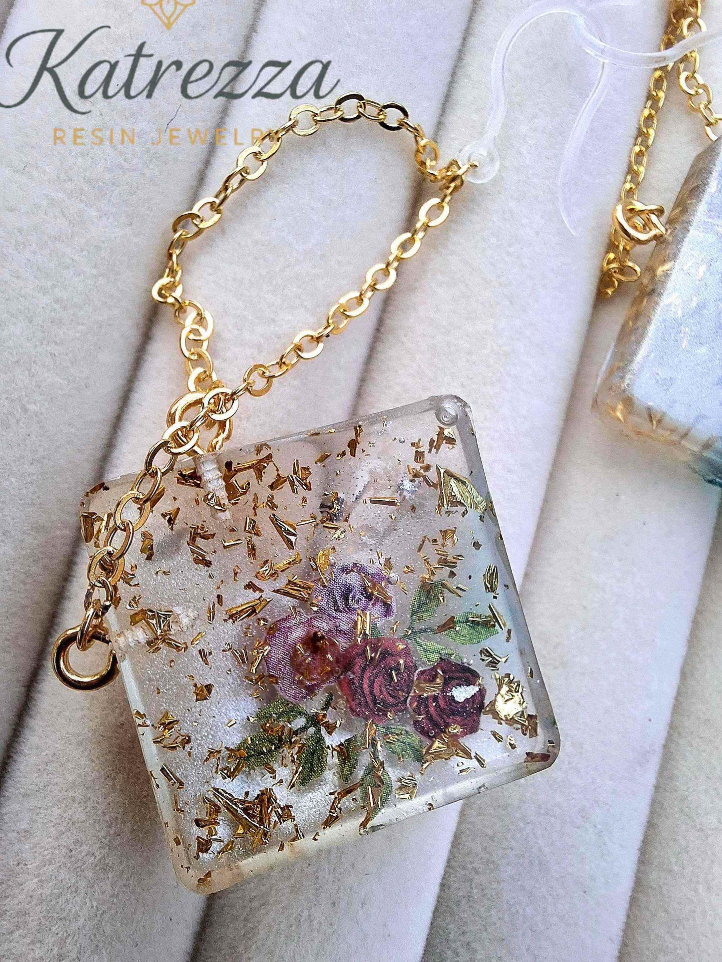 Handmade Resin Earrings with Pressed Flowers & Gold Chain – 9 cm Drop | Katrezza