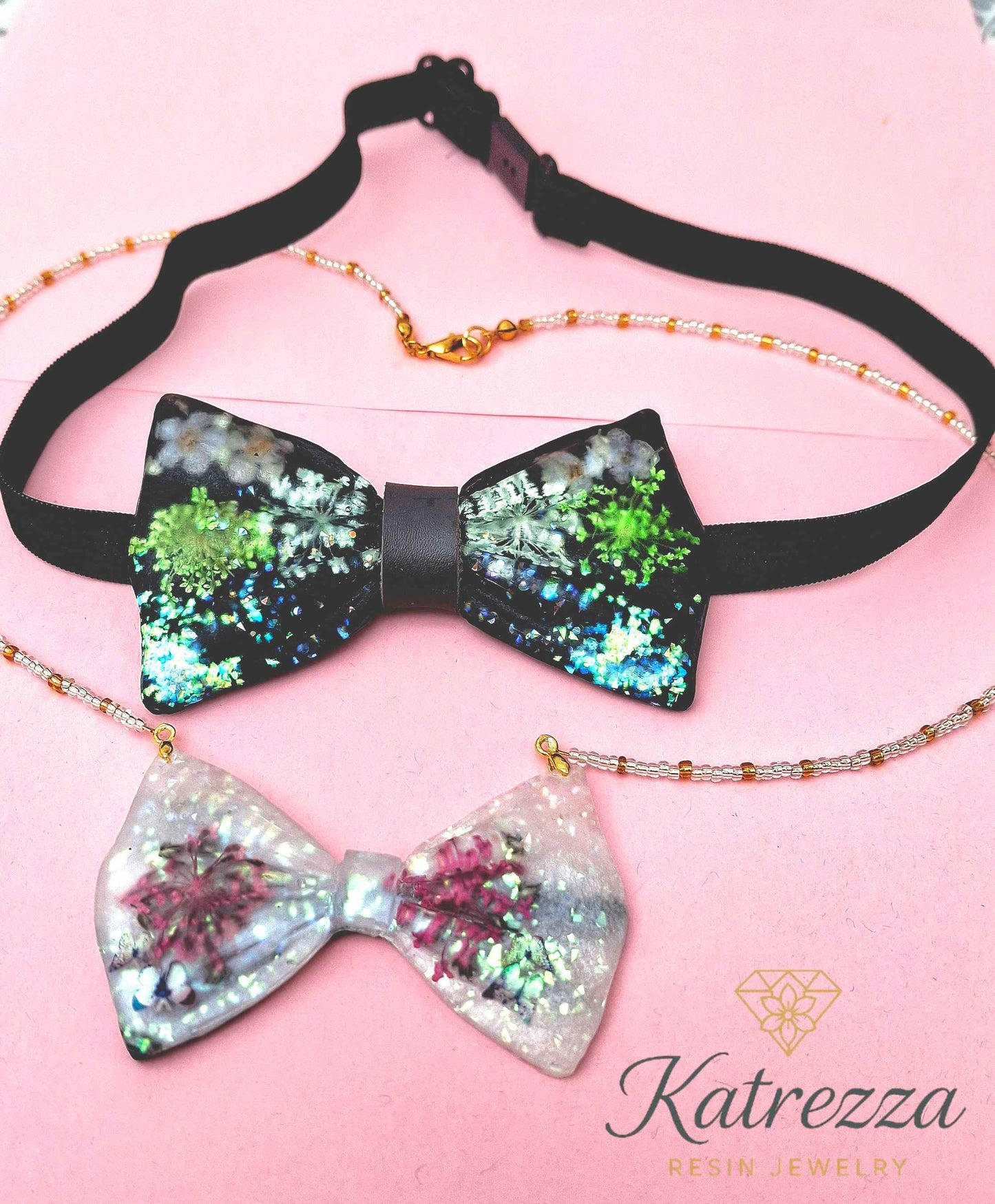 Close-up resin bow tie with green flowers glitter