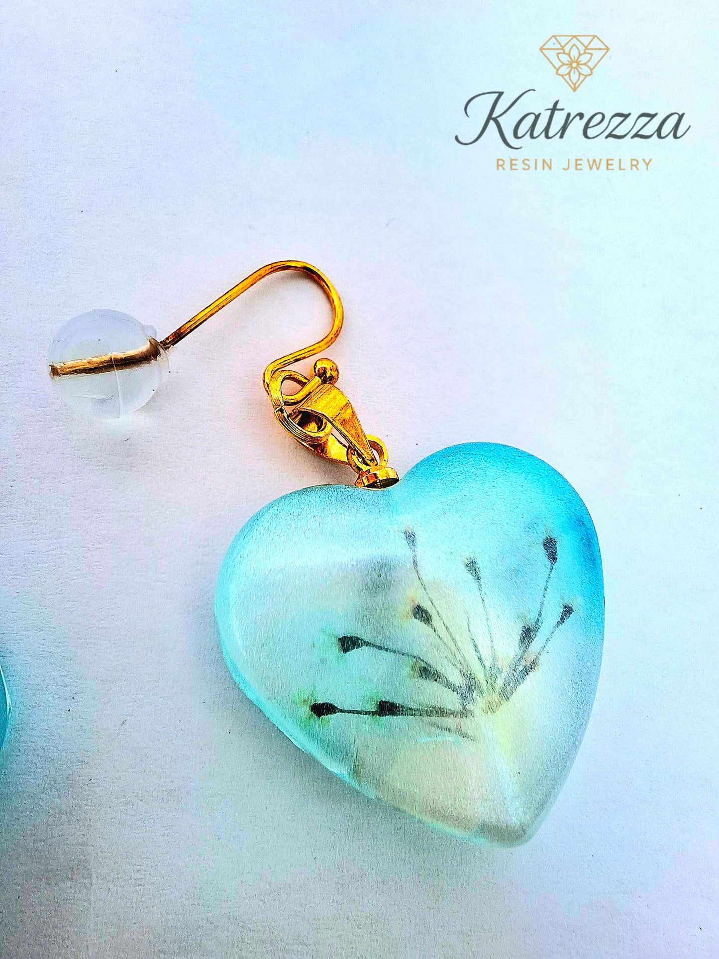 Handmade Heart-Shaped Resin Earrings with Pressed Flowers & Gold Hooks – Katrezza