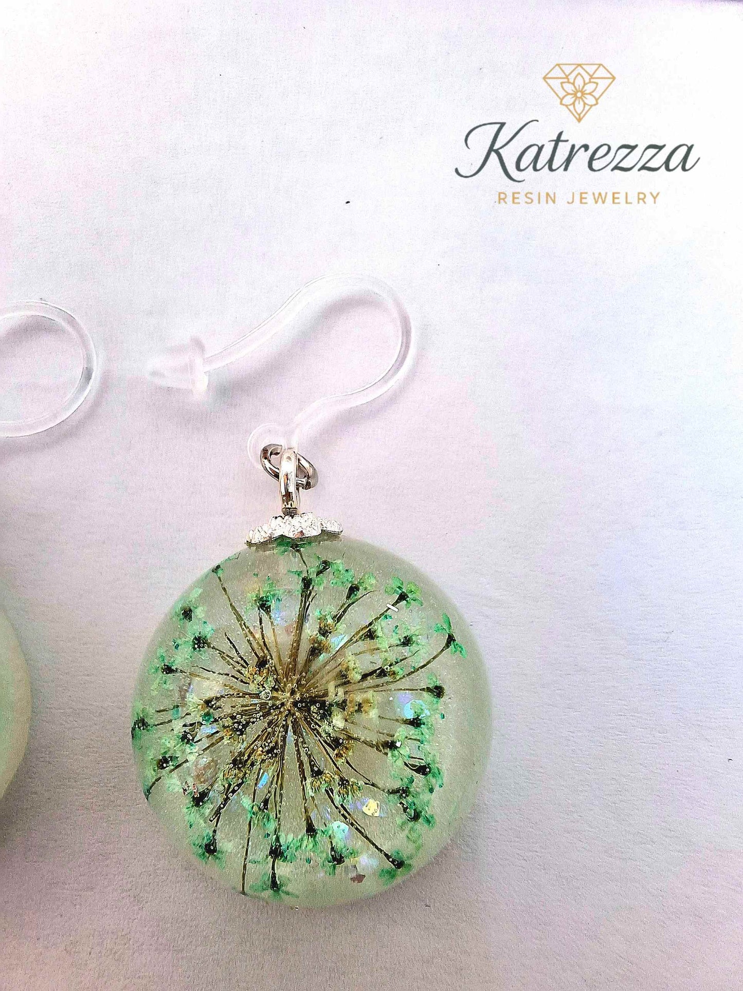 Handmade Resin Earrings with Green Pressed Flowers – 4.5 cm Drop | Katrezza