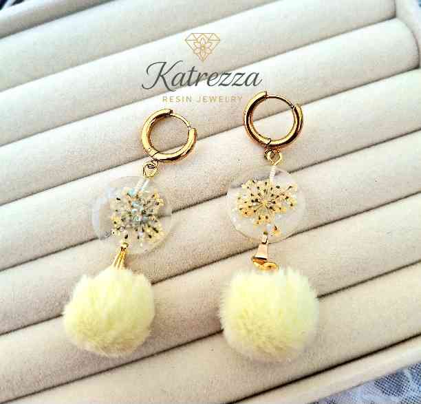 Resin Hoop Earrings with Real Flowers & Pom Pom – Handmade 6 cm | Katrezza