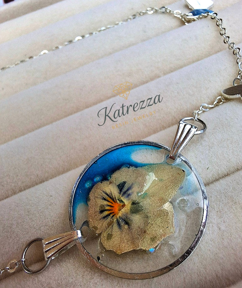 Pressed Flower Resin Necklace with Butterfly Charms – 45 cm Silver Chain
By Katrezza