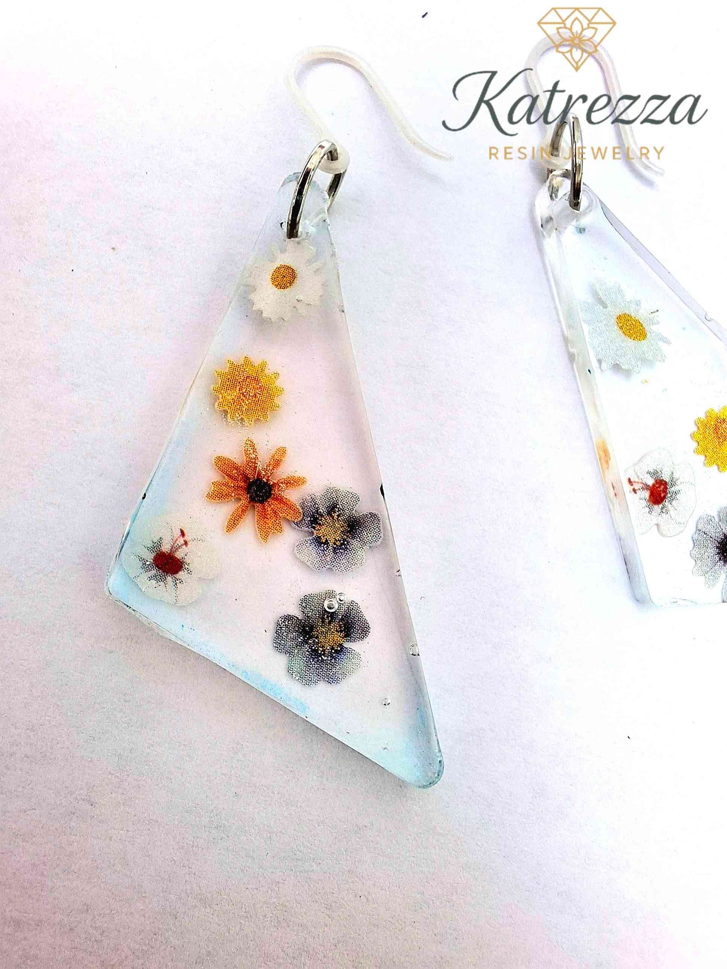 Handmade Triangle Resin Earrings with Real Flowers – Hypoallergenic Hooks