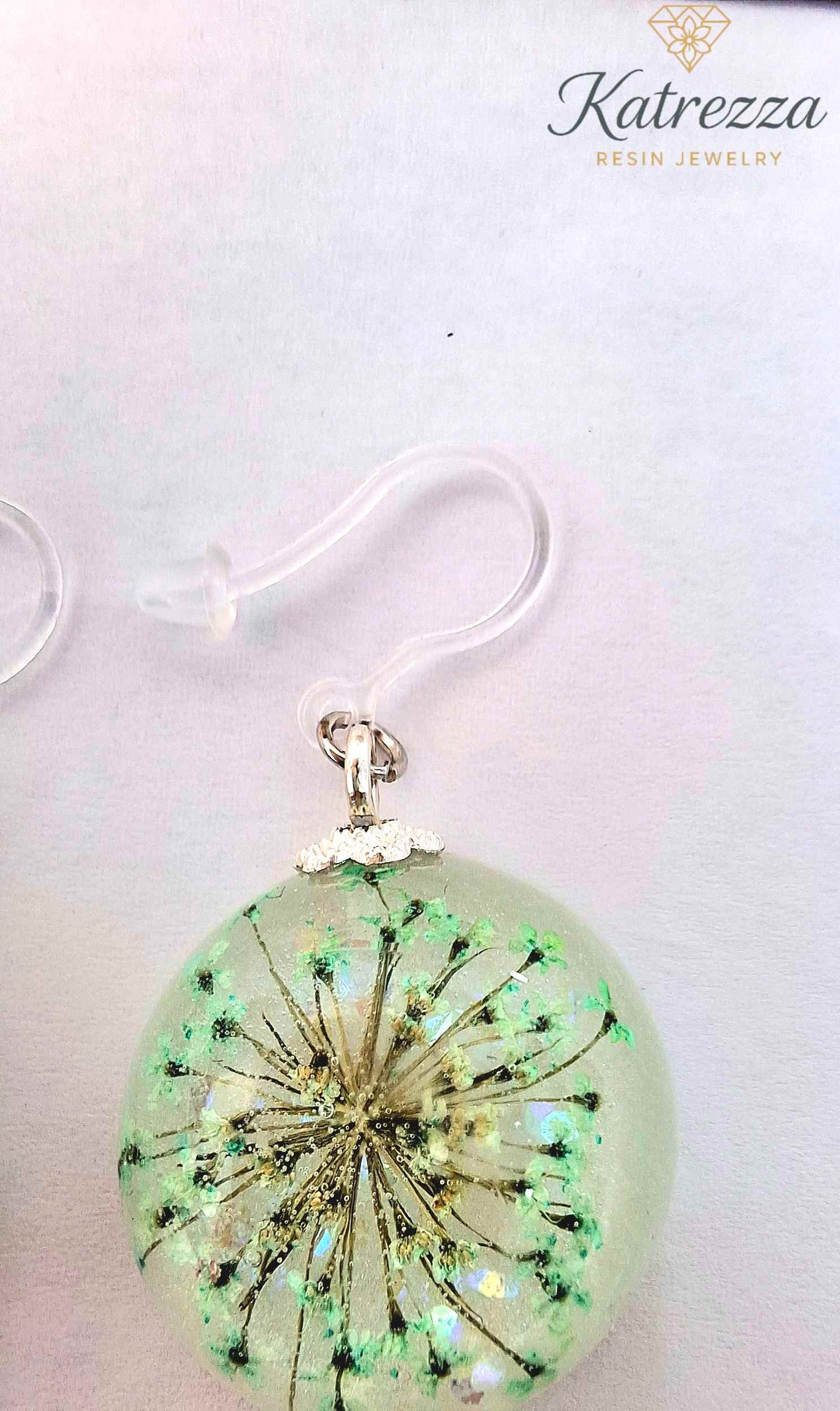 Handmade Resin Earrings with Green Pressed Flowers – 4.5 cm Drop | Katrezza