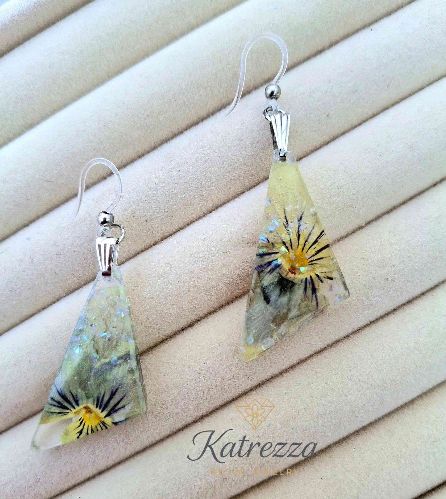 Triangle Resin Earrings with Real Flowers – 5 cm
