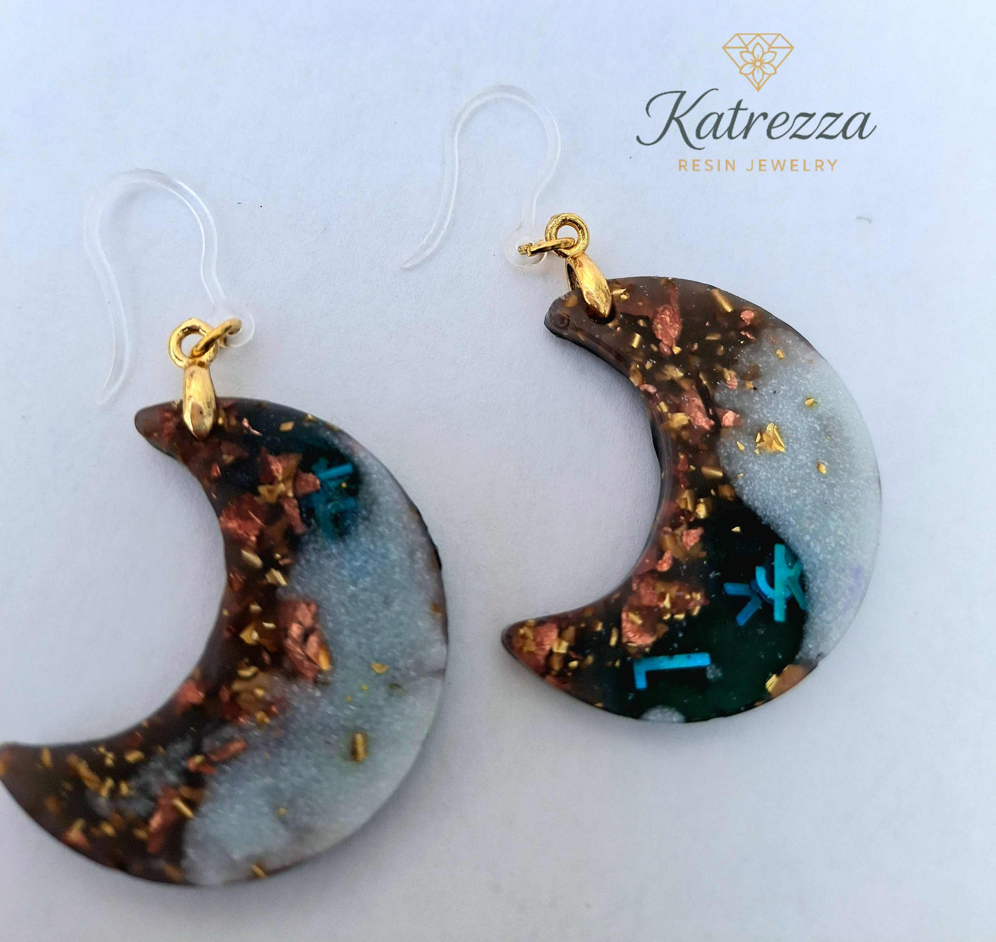 “Double-sided crescent moon resin earrings with glitter and gold flakes, 6 cm long, hypoallergenic silicone hooks – Katrezza handmade jewelry.”