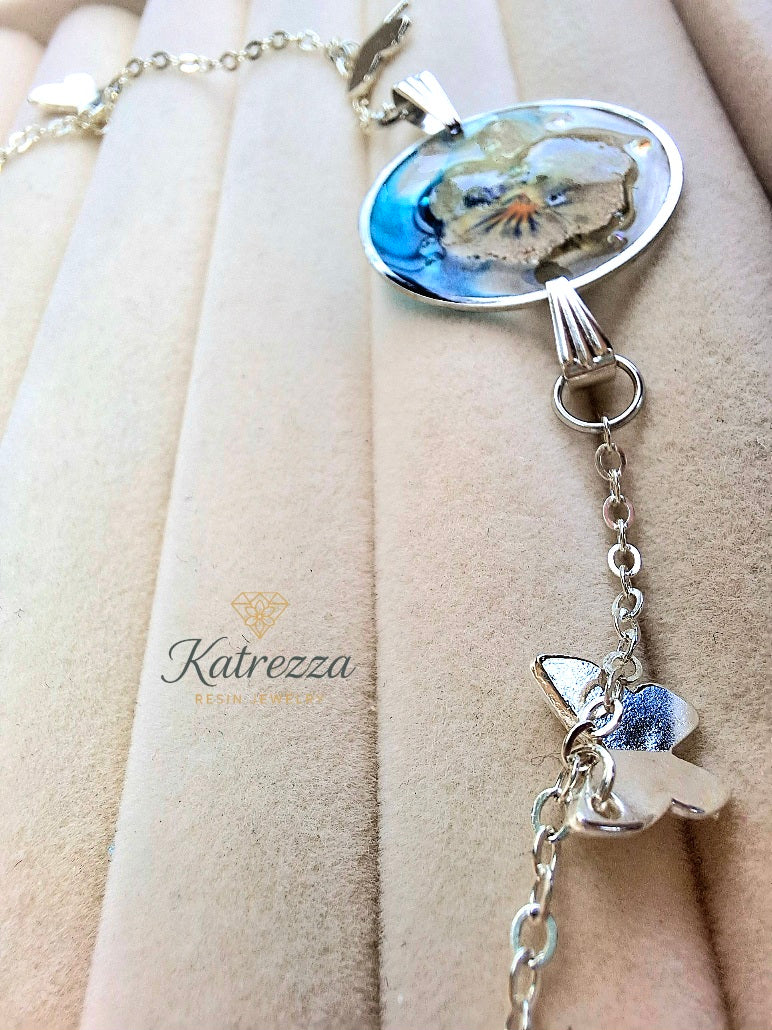 Pressed Flower Resin Necklace with Butterfly Charms – 45 cm Silver Chain
By Katrezza