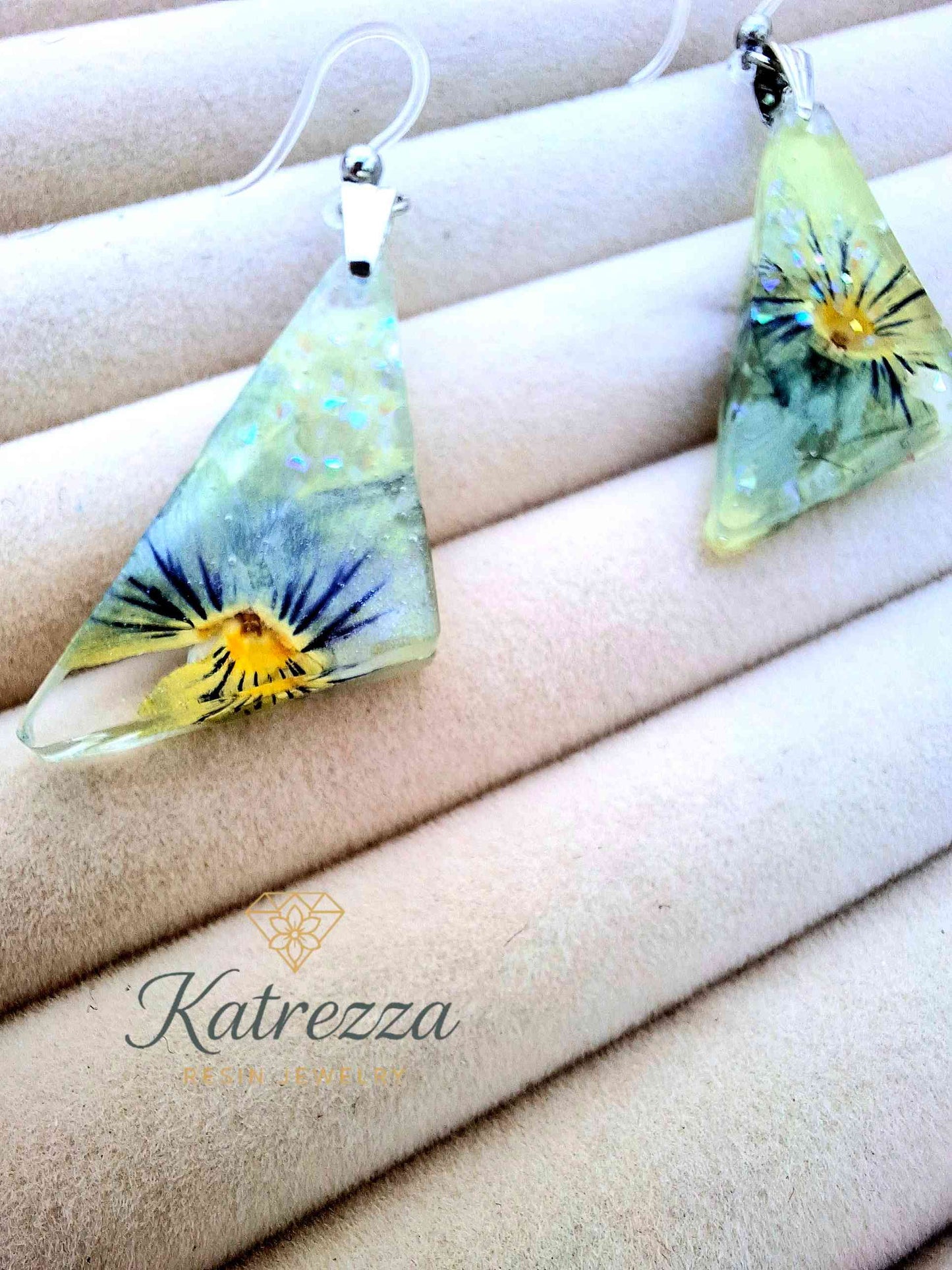 Triangle Resin Earrings with Real Flowers – 5 cm