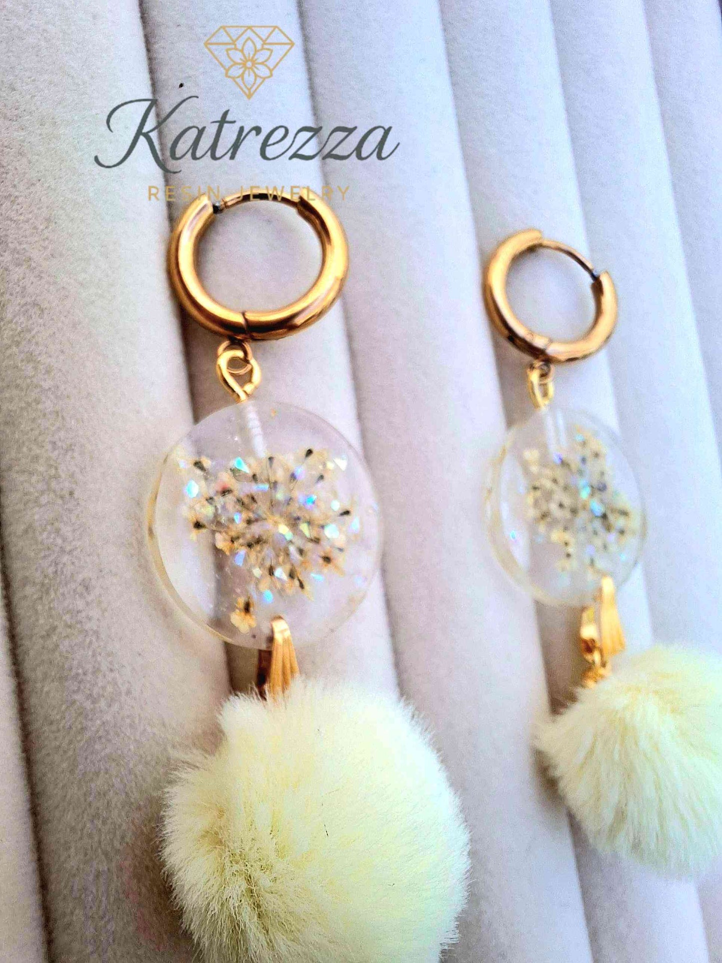 Resin Hoop Earrings with Real Flowers & Pom Pom – Handmade 6 cm | Katrezza