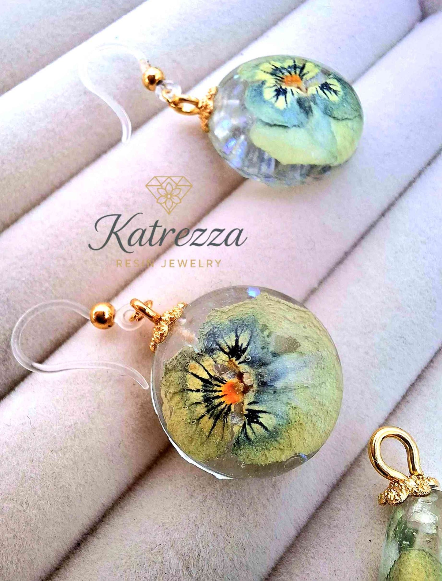Floral Resin Earrings & Pendant Set – Hypoallergenic
