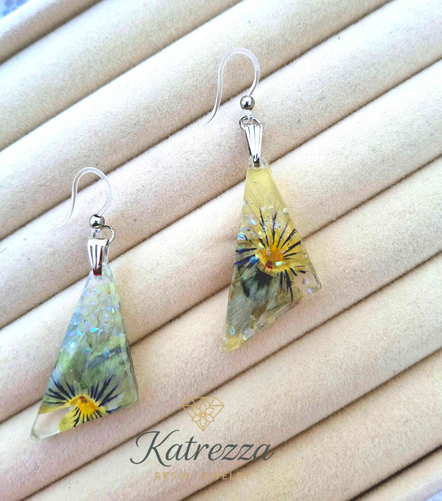 Triangle Resin Earrings with Real Flowers – 5 cm