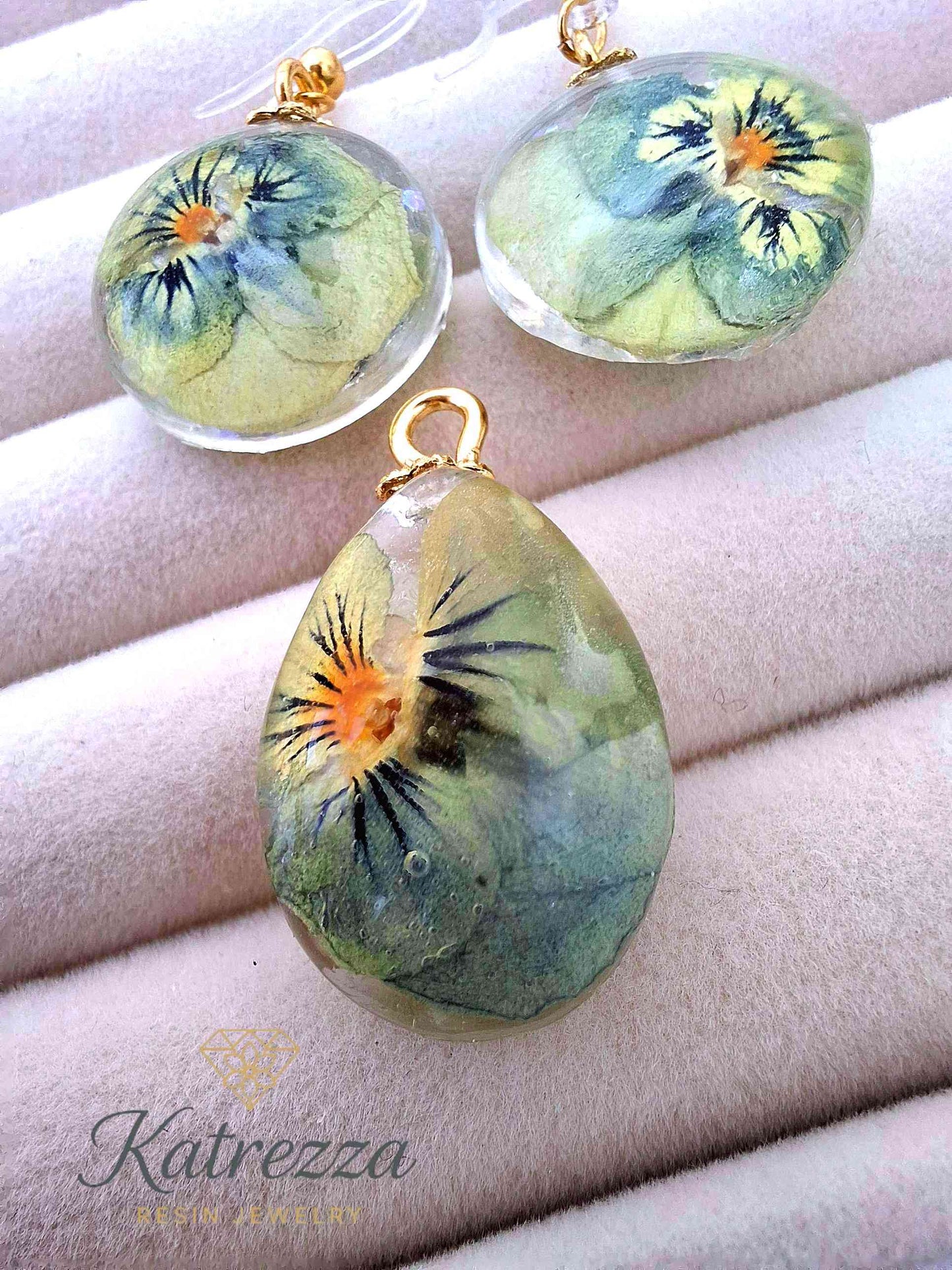 Floral Resin Earrings & Pendant Set – Hypoallergenic