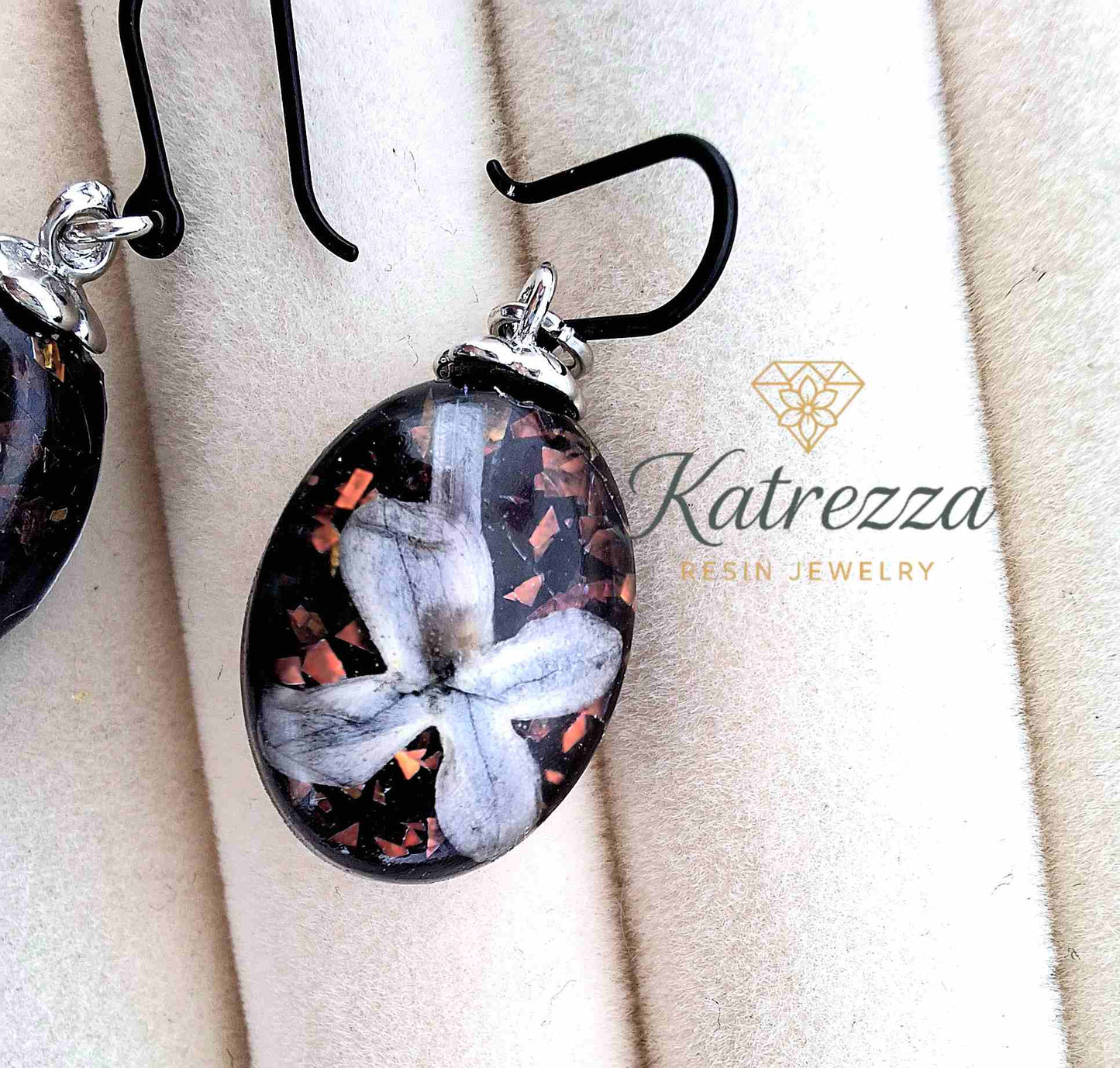 Handmade 5 cm resin earrings featuring lilac flowers on black resin base