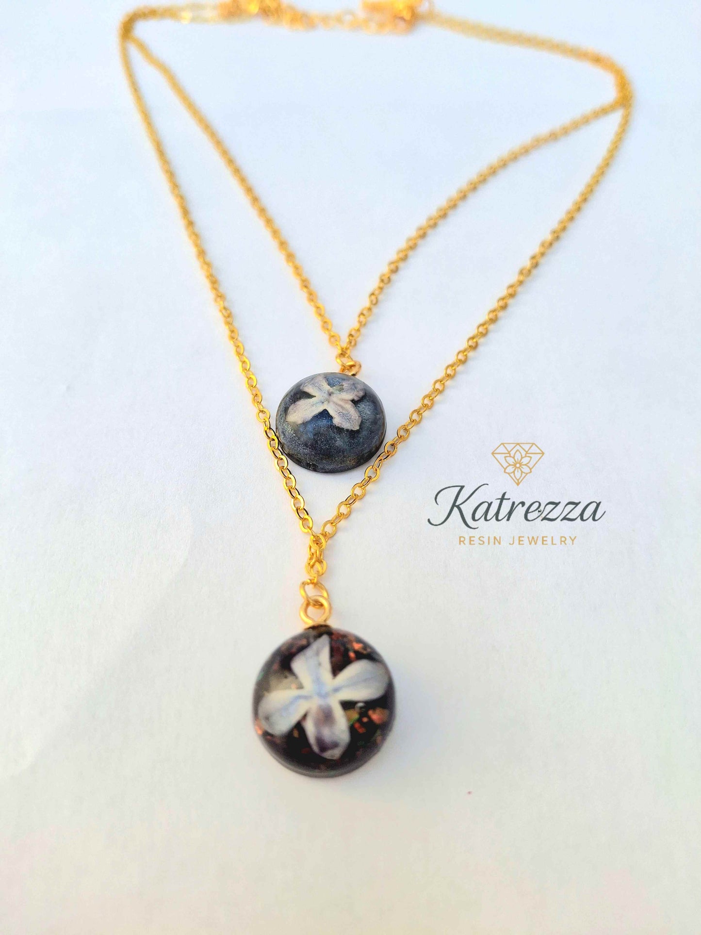 Size guide of double layer lilac flower resin necklace with pendants on gold chain, showing lengths 30 cm, 41 cm, and 44 cm.