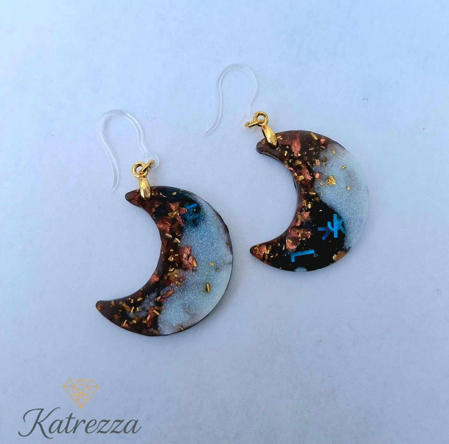 “Double-sided crescent moon resin earrings with glitter and gold flakes, 6 cm long, hypoallergenic silicone hooks – Katrezza handmade jewelry.”