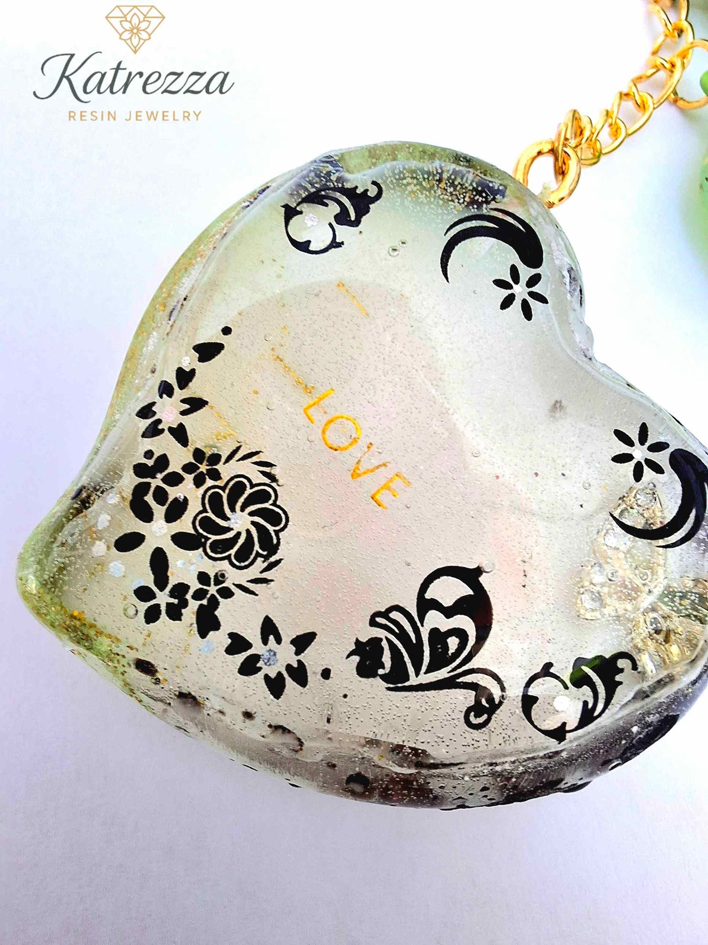 "Full resin keychain with 4 cm heart, tassel, pom pom, and resin discs – Katrezza Handmade"