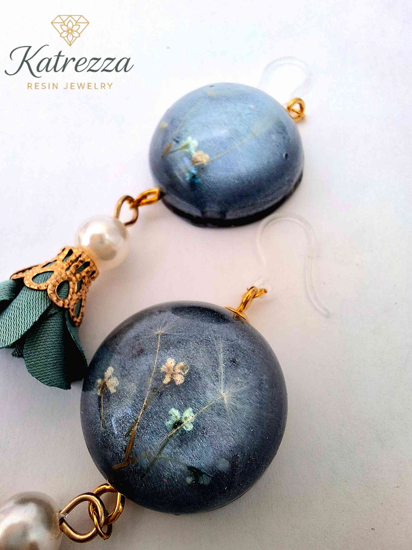“Handmade resin earring featuring preserved flowers, pearl detail, and green tassel on hypoallergenic silicone hook – 8 cm statement jewelry.”
