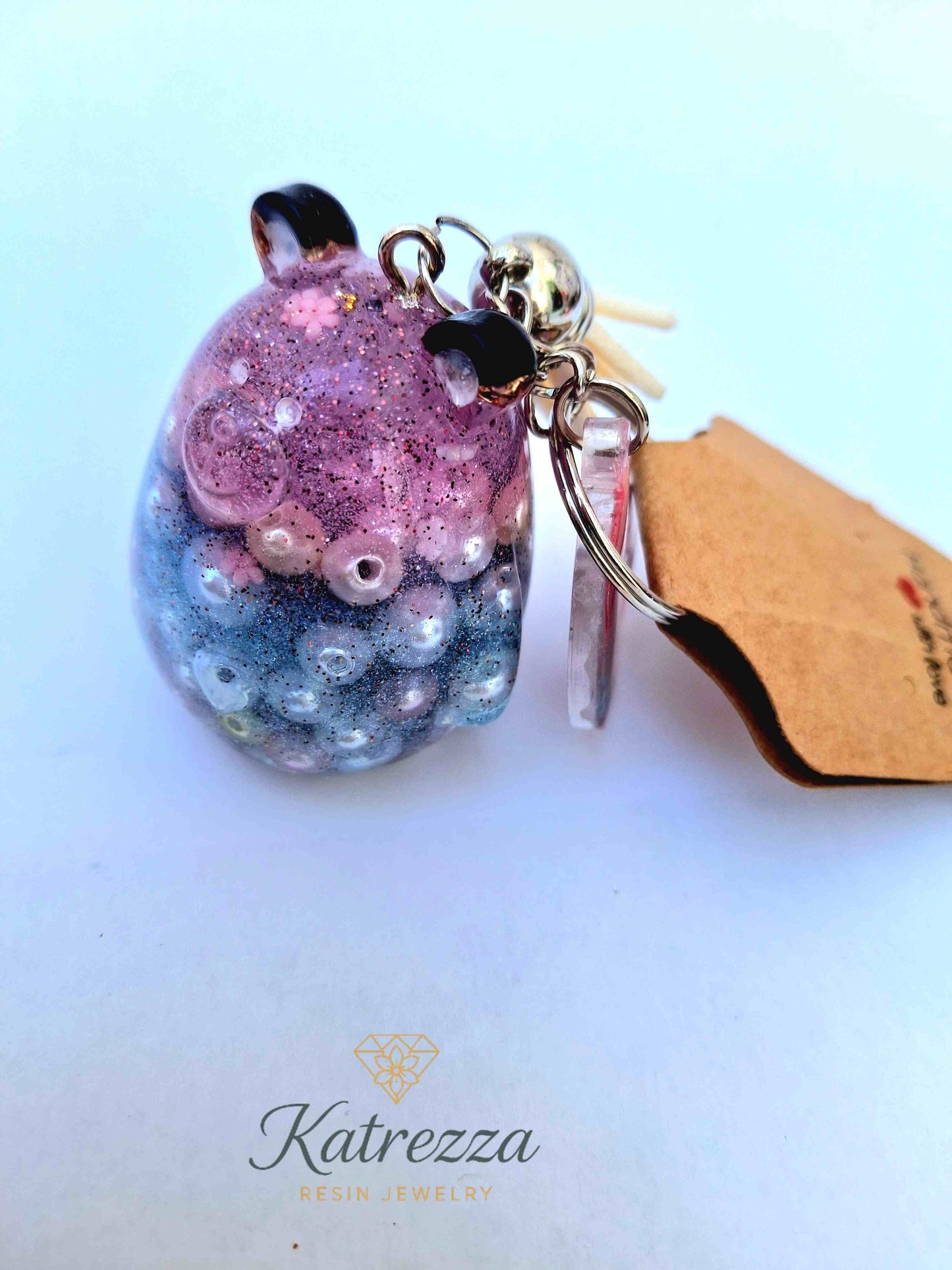 “Pink and blue resin teddy bear keychain with pearls – Imperfects Collection”