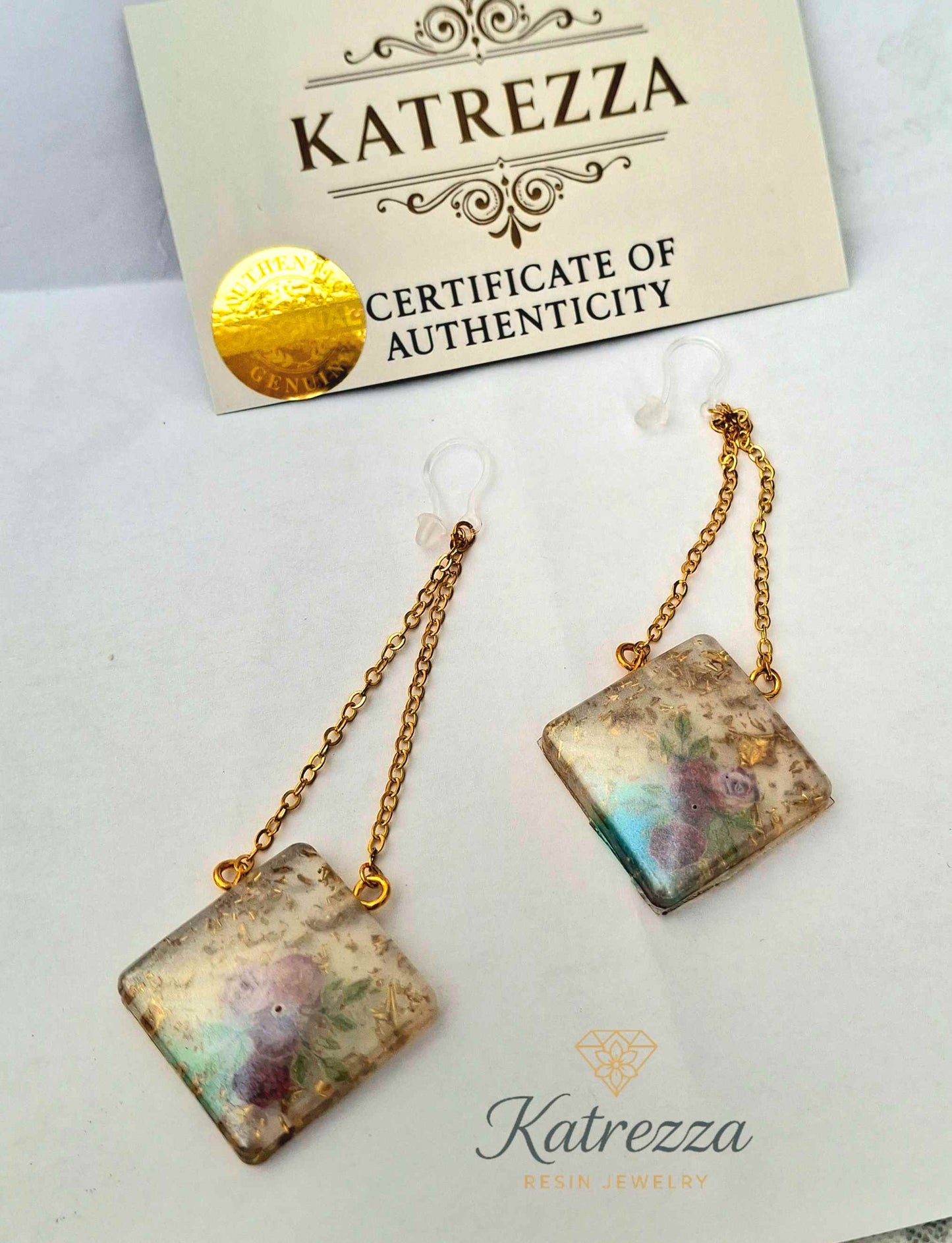 Handmade Resin Earrings with Pressed Flowers & Gold Chain – 9 cm Drop | Katrezza