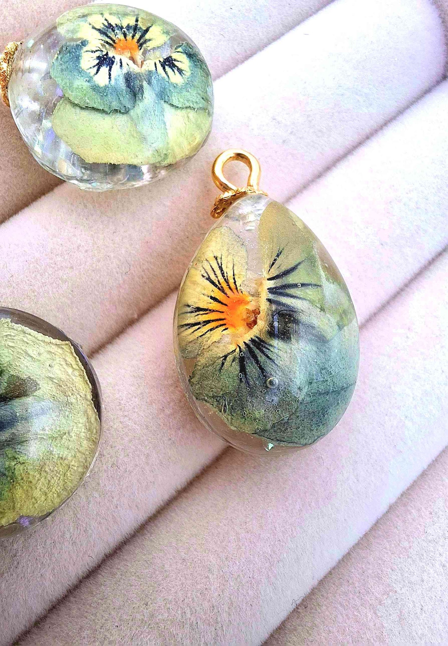 Floral Resin Earrings & Pendant Set – Hypoallergenic