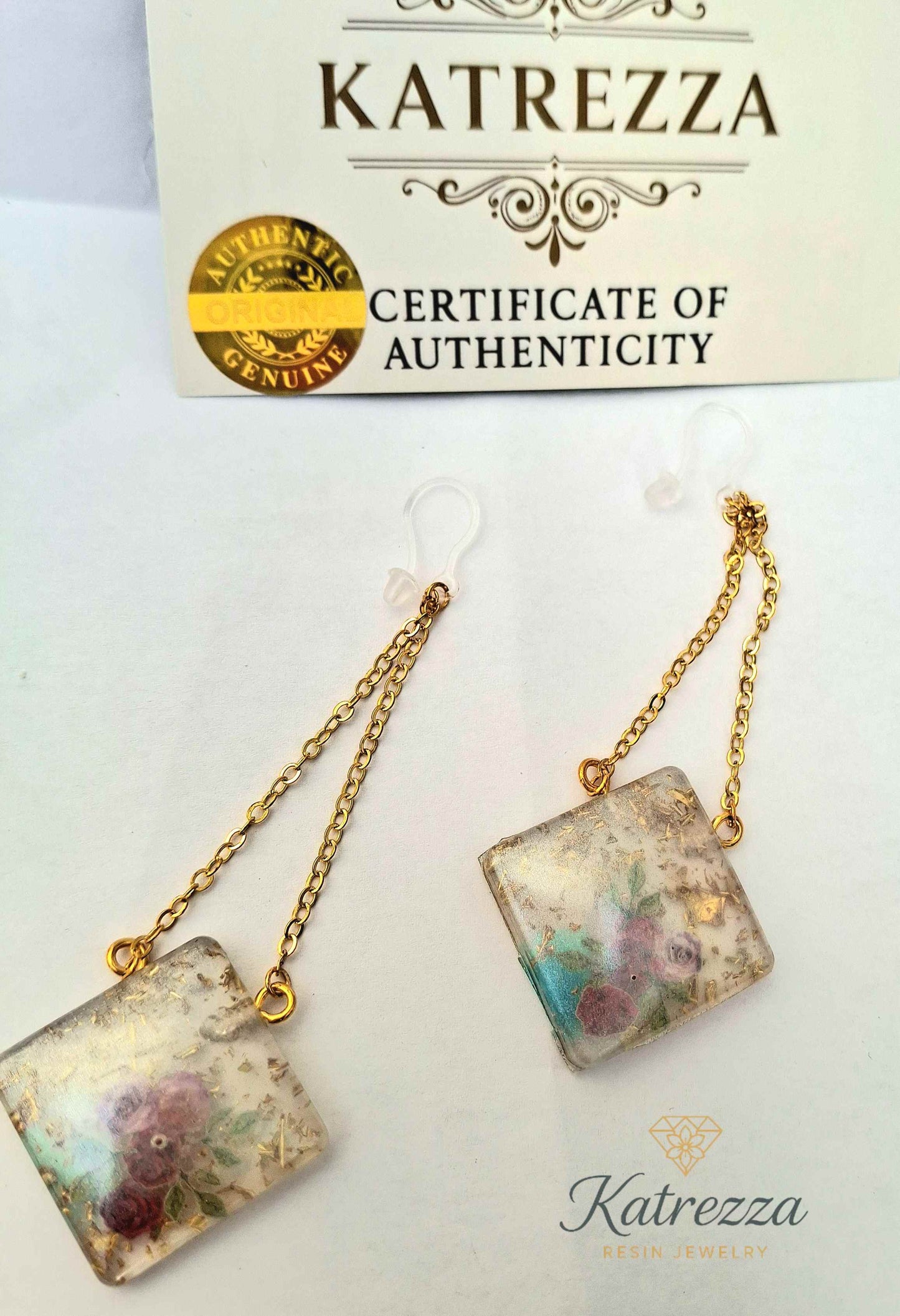 Handmade Resin Earrings with Pressed Flowers & Gold Chain – 9 cm Drop | Katrezza