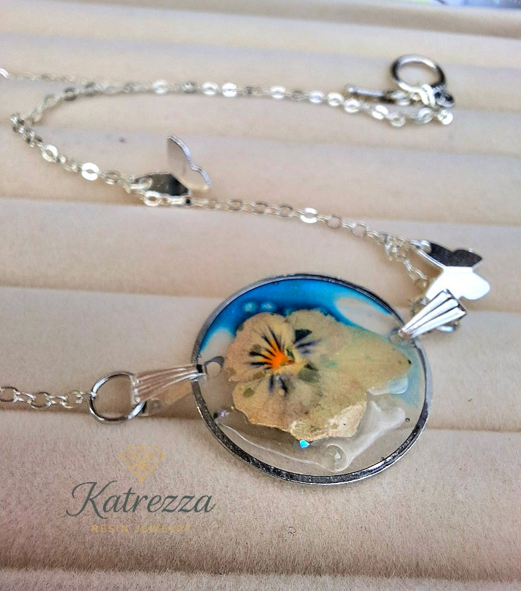 Pressed Flower Resin Necklace with Butterfly Charms – 45 cm Silver Chain
By Katrezza