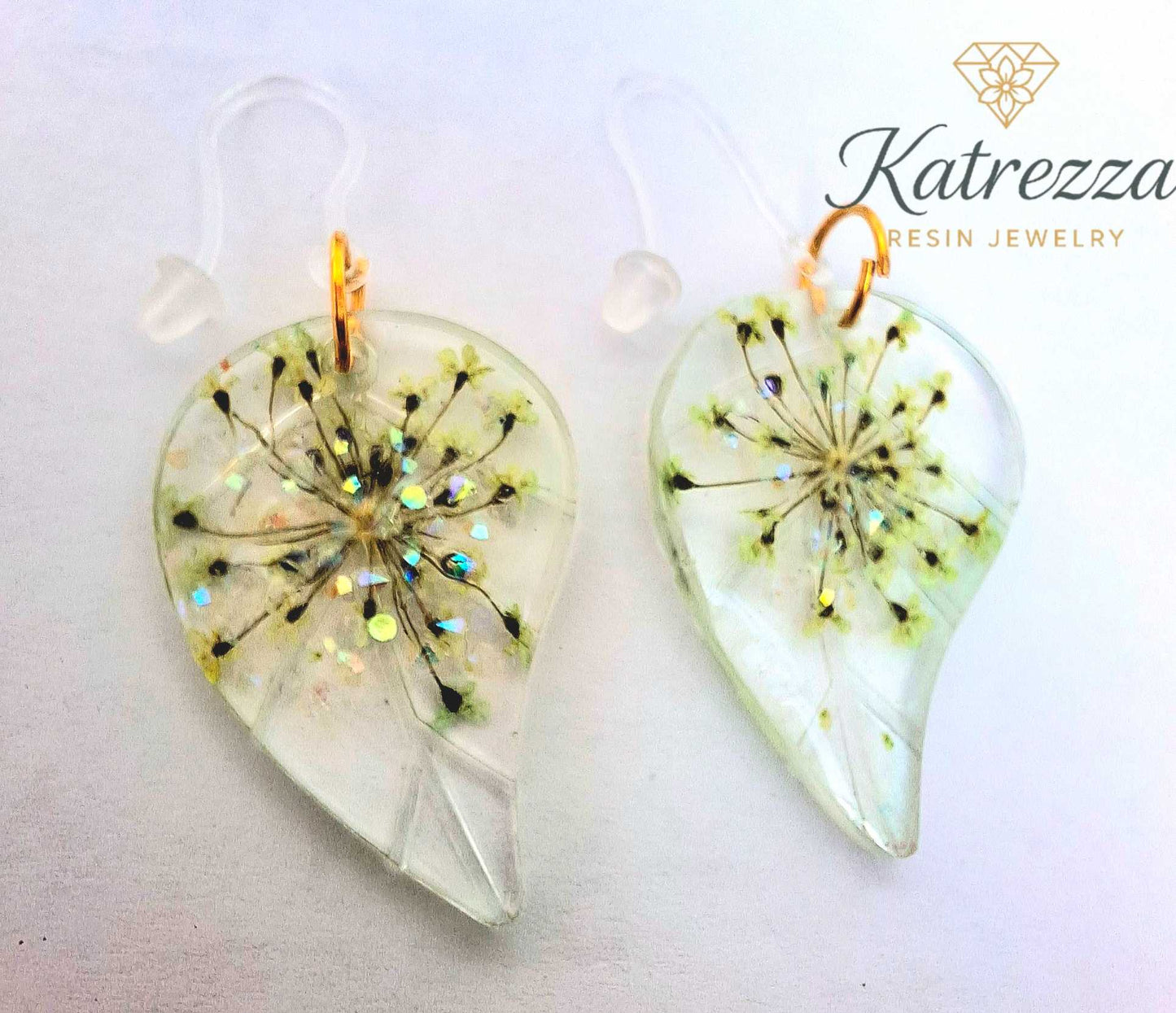 Handmade Leaf-Shaped Resin Earrings with Pressed Flowers – Katrezza