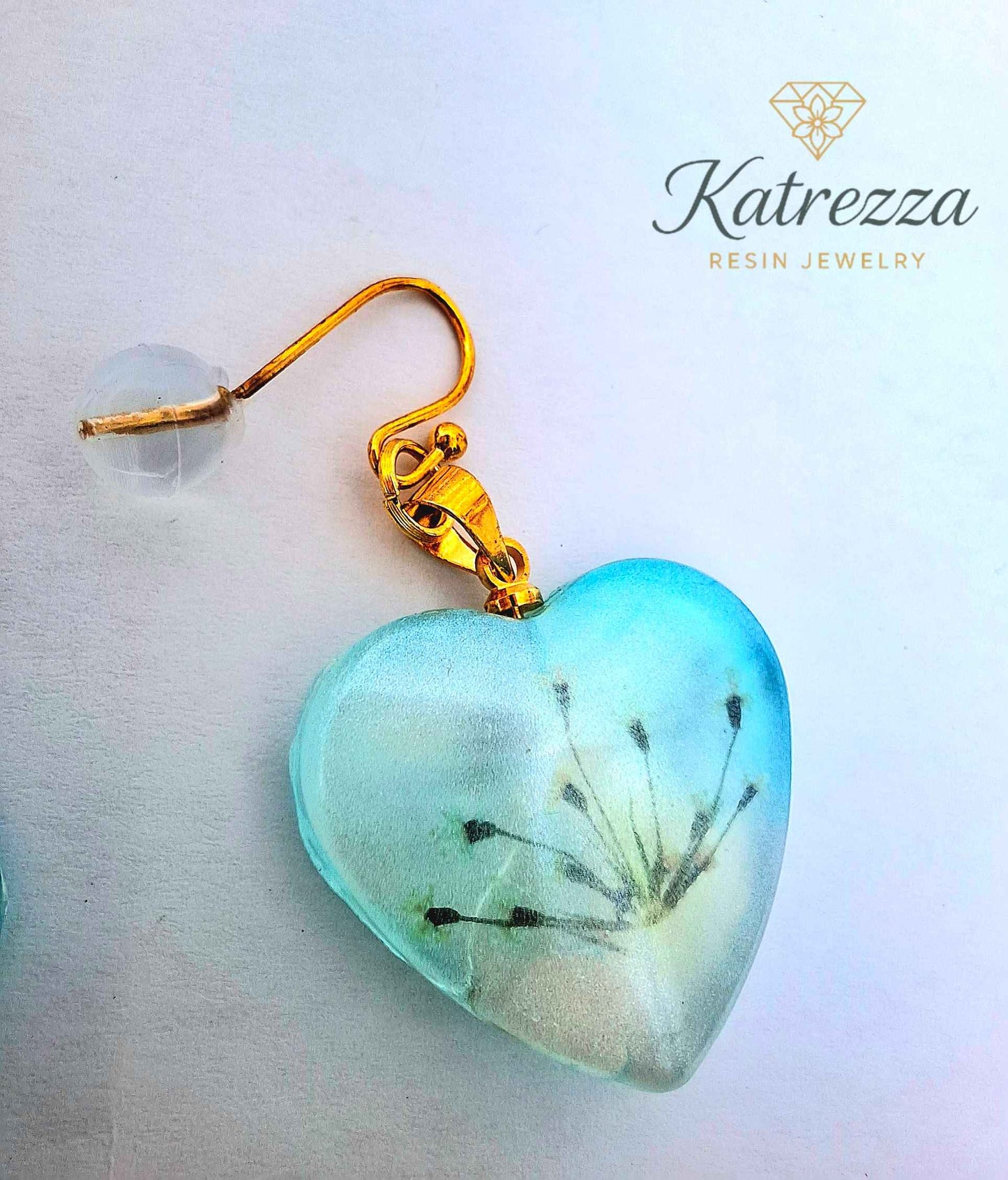 Handmade Heart-Shaped Resin Earrings with Pressed Flowers & Gold Hooks – Katrezza