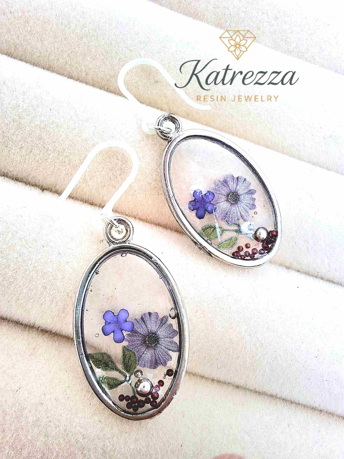 "Pair of 2cm oval resin earrings with pressed purple flowers in silver frame and hypoallergenic silicone hooks – Katrezza Girls Collection"