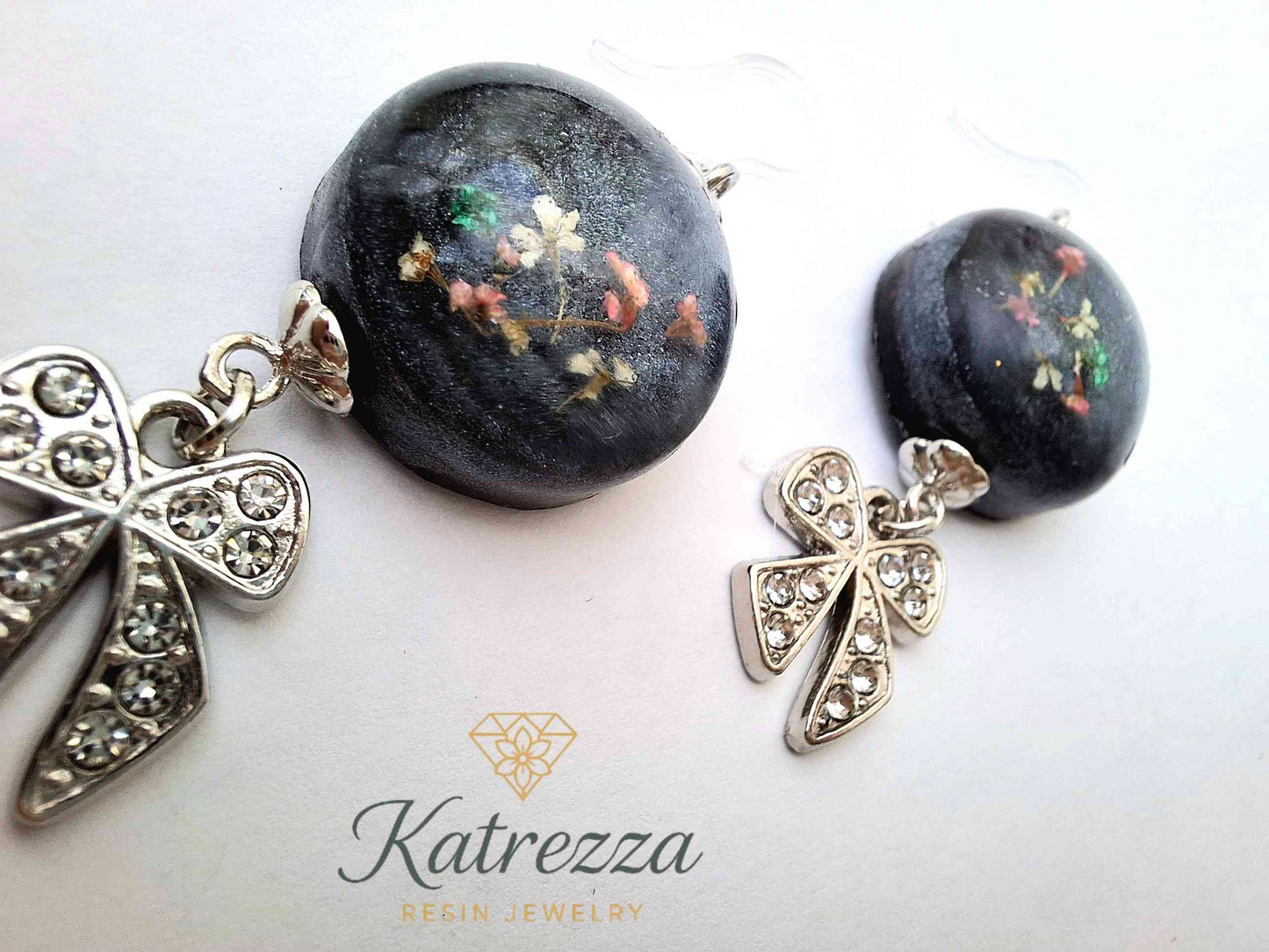 Resin jewelry with real flowers and hypoallergenic silicone hooks – unique handmade earrings