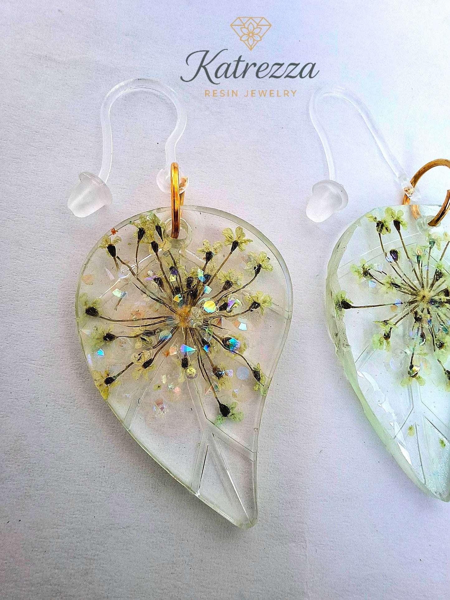 Handmade Leaf-Shaped Resin Earrings with Pressed Flowers – Katrezza