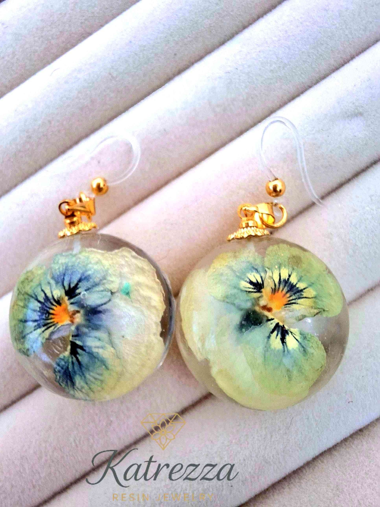Floral Resin Earrings & Pendant Set – Hypoallergenic