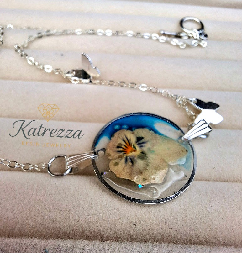 Pressed Flower Resin Necklace with Butterfly Charms – 45 cm Silver Chain
By Katrezza