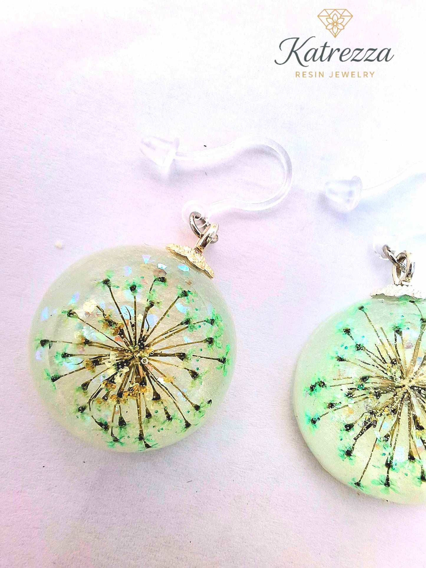 Handmade Resin Earrings with Green Pressed Flowers – 4.5 cm Drop | Katrezza