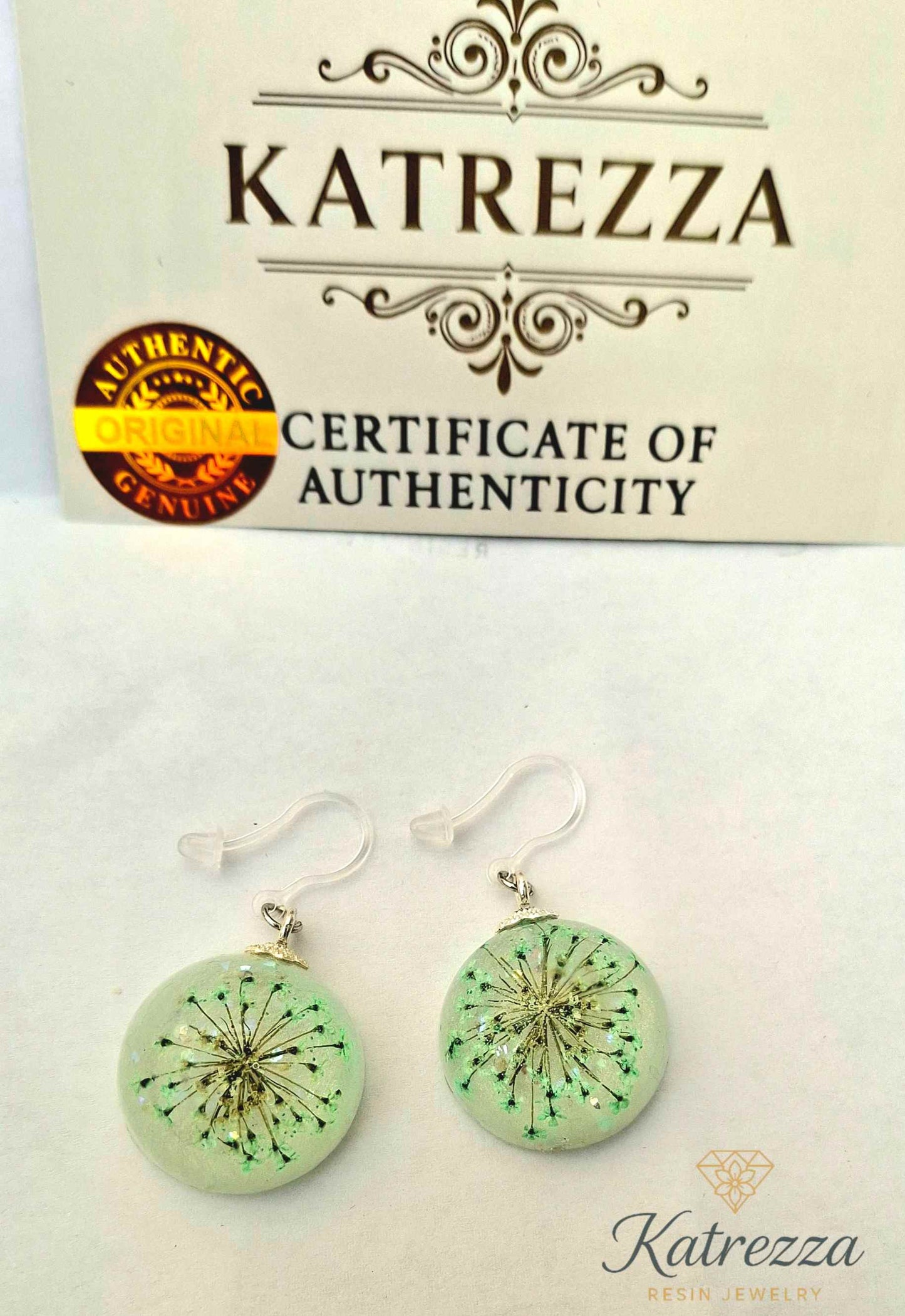 Handmade Resin Earrings with Green Pressed Flowers – 4.5 cm Drop | Katrezza