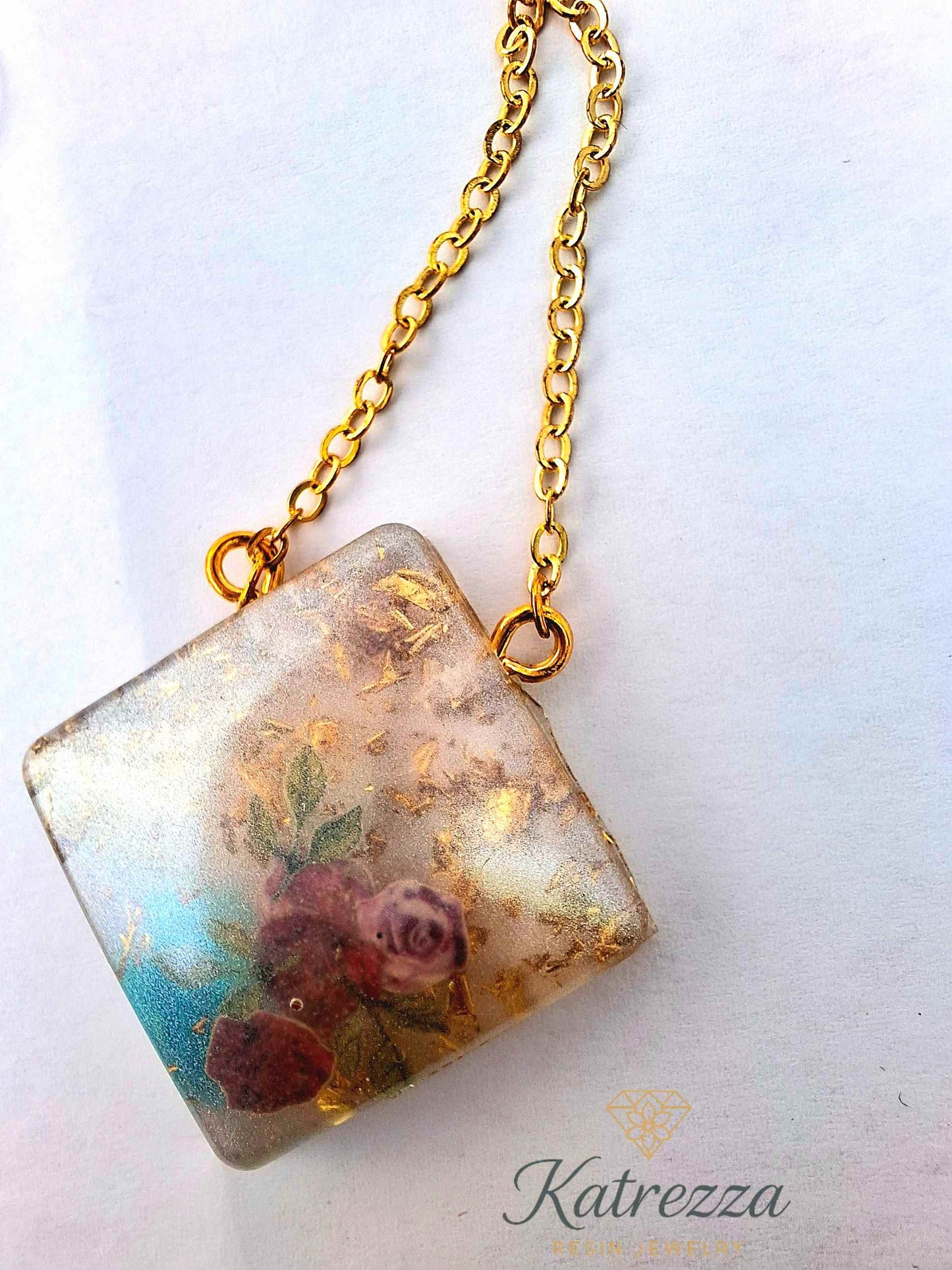 Handmade Resin Earrings with Pressed Flowers & Gold Chain – 9 cm Drop | Katrezza