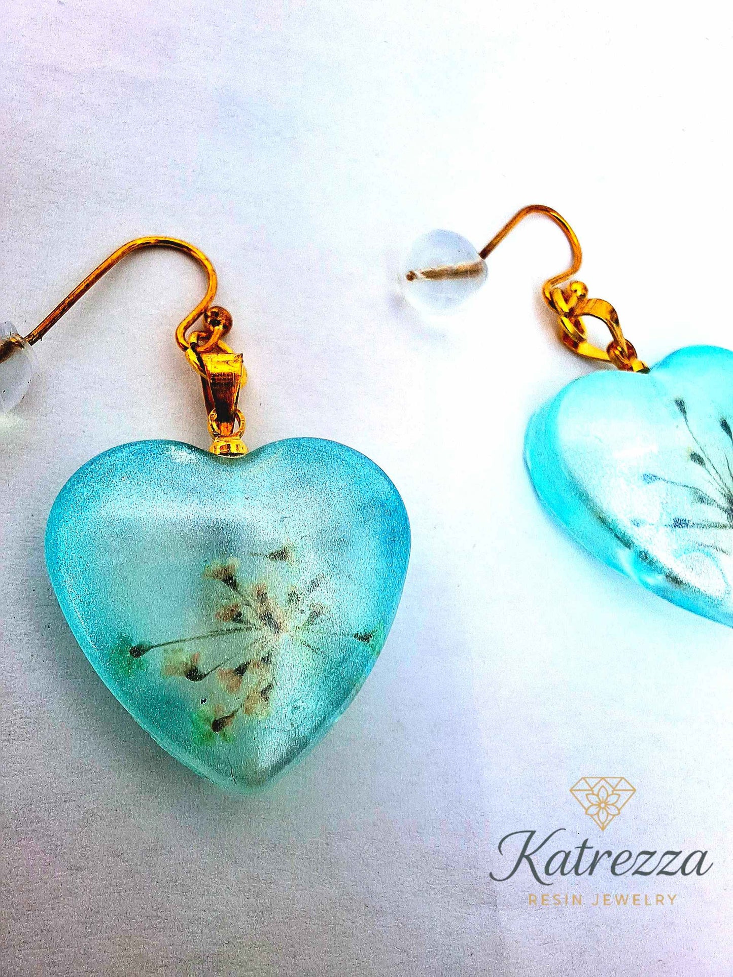 Handmade Heart-Shaped Resin Earrings with Pressed Flowers & Gold Hooks – Katrezza
