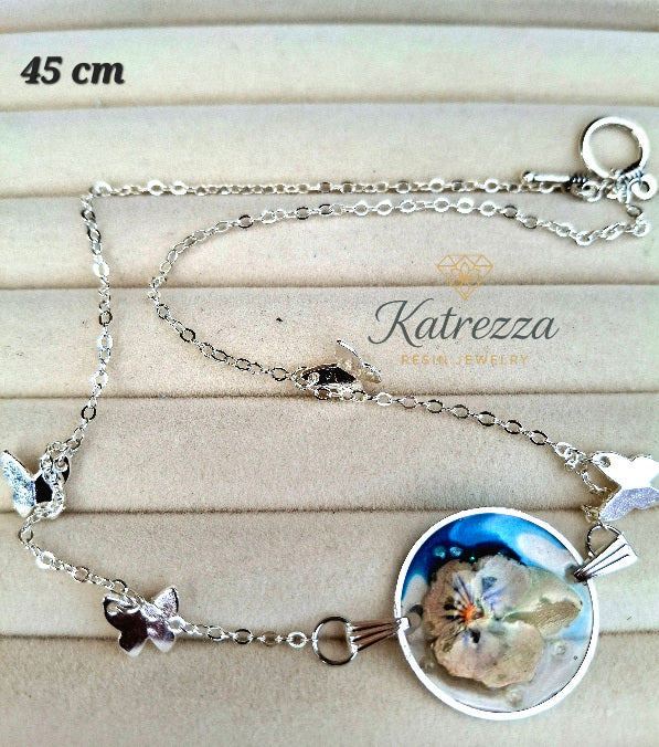 Pressed Flower Resin Necklace with Butterfly Charms – 45 cm Silver Chain
By Katrezza