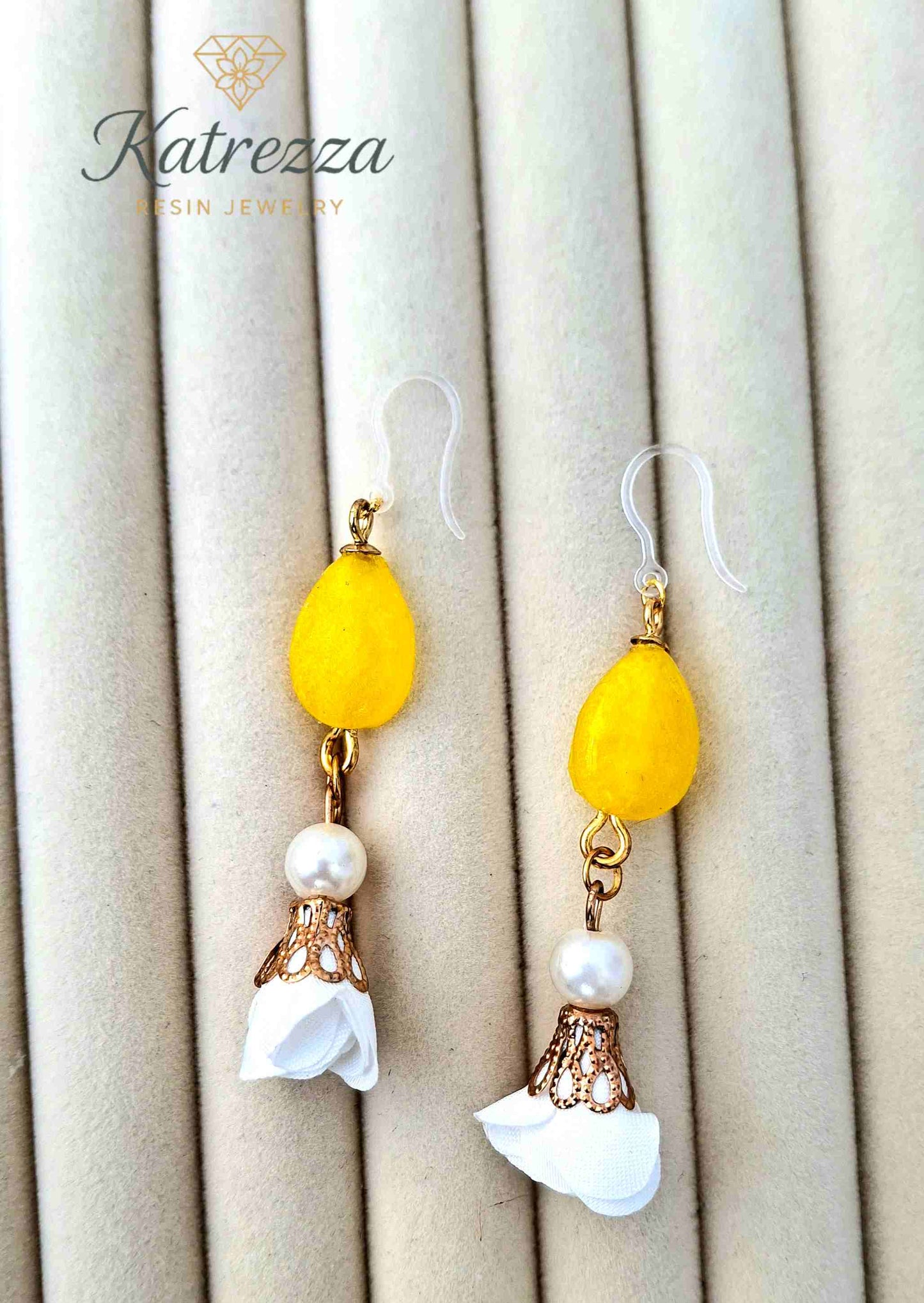 "Pair of 7.5cm yellow resin earrings with pearl beads and white flower charms – Katrezza Resin Jewelry"