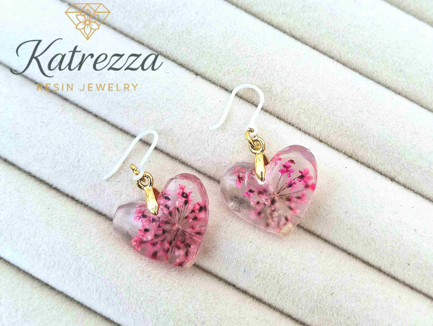 Tiny resin heart earrings for girls with pink flowers – Katrezza