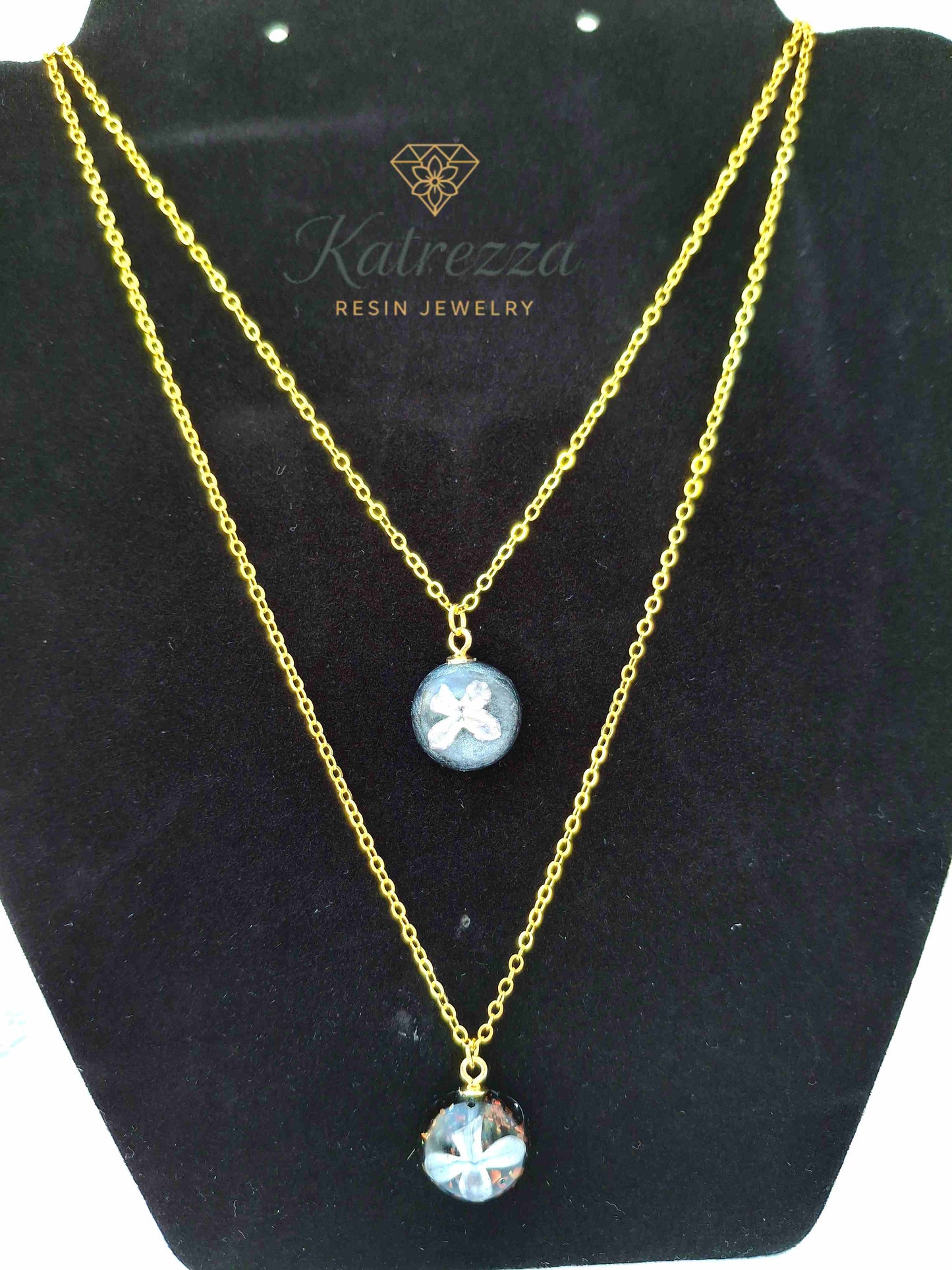 Adjustable gold chain with clasp for double layer lilac flower resin necklace – Katrezza handmade jewelry.