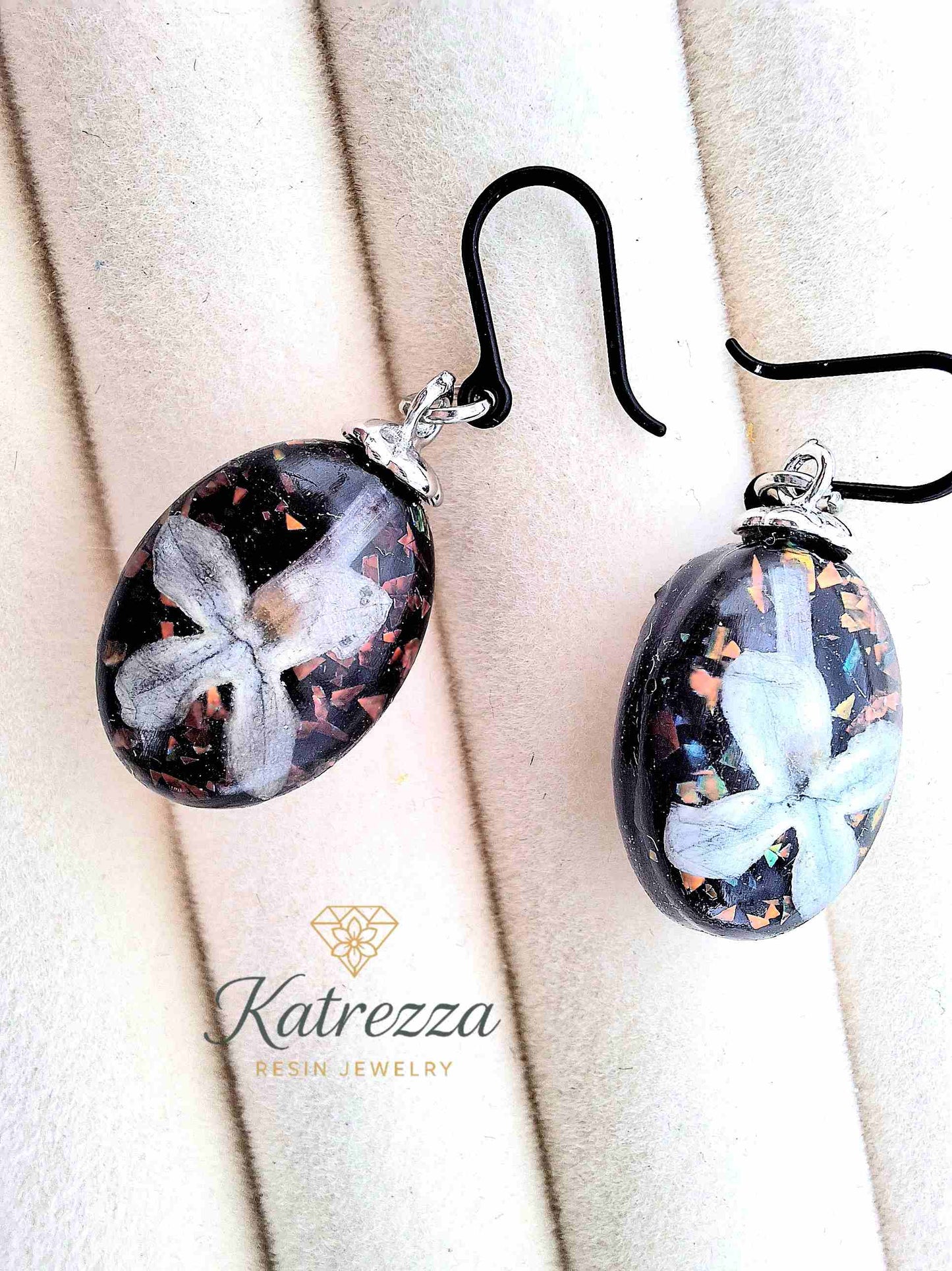 Elegant handmade resin earrings – lilac flowers preserved in black resin