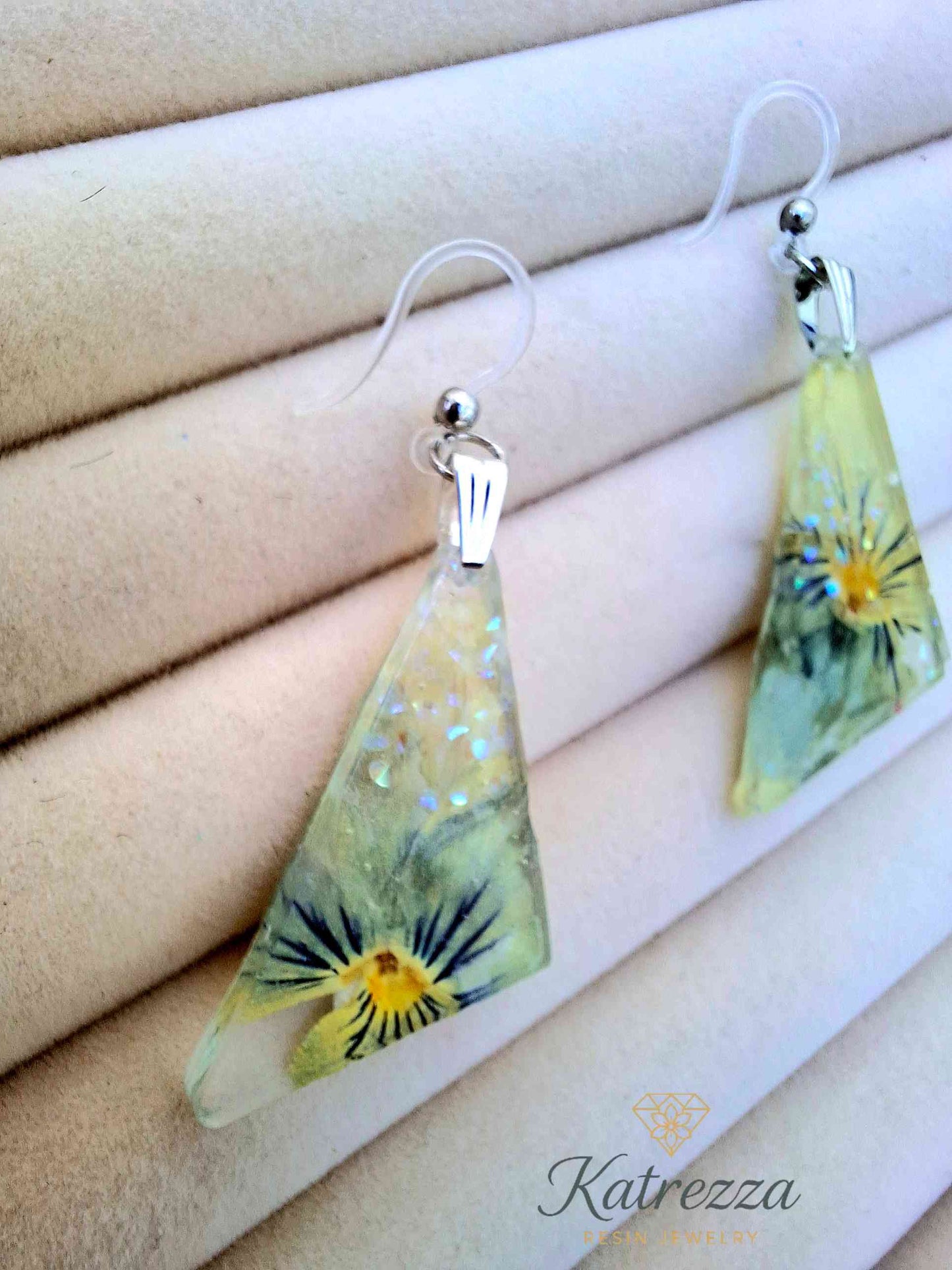 Triangle Resin Earrings with Real Flowers – 5 cm