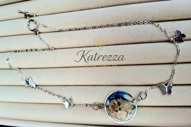 Pressed Flower Resin Necklace with Butterfly Charms – 45 cm Silver Chain
By Katrezza