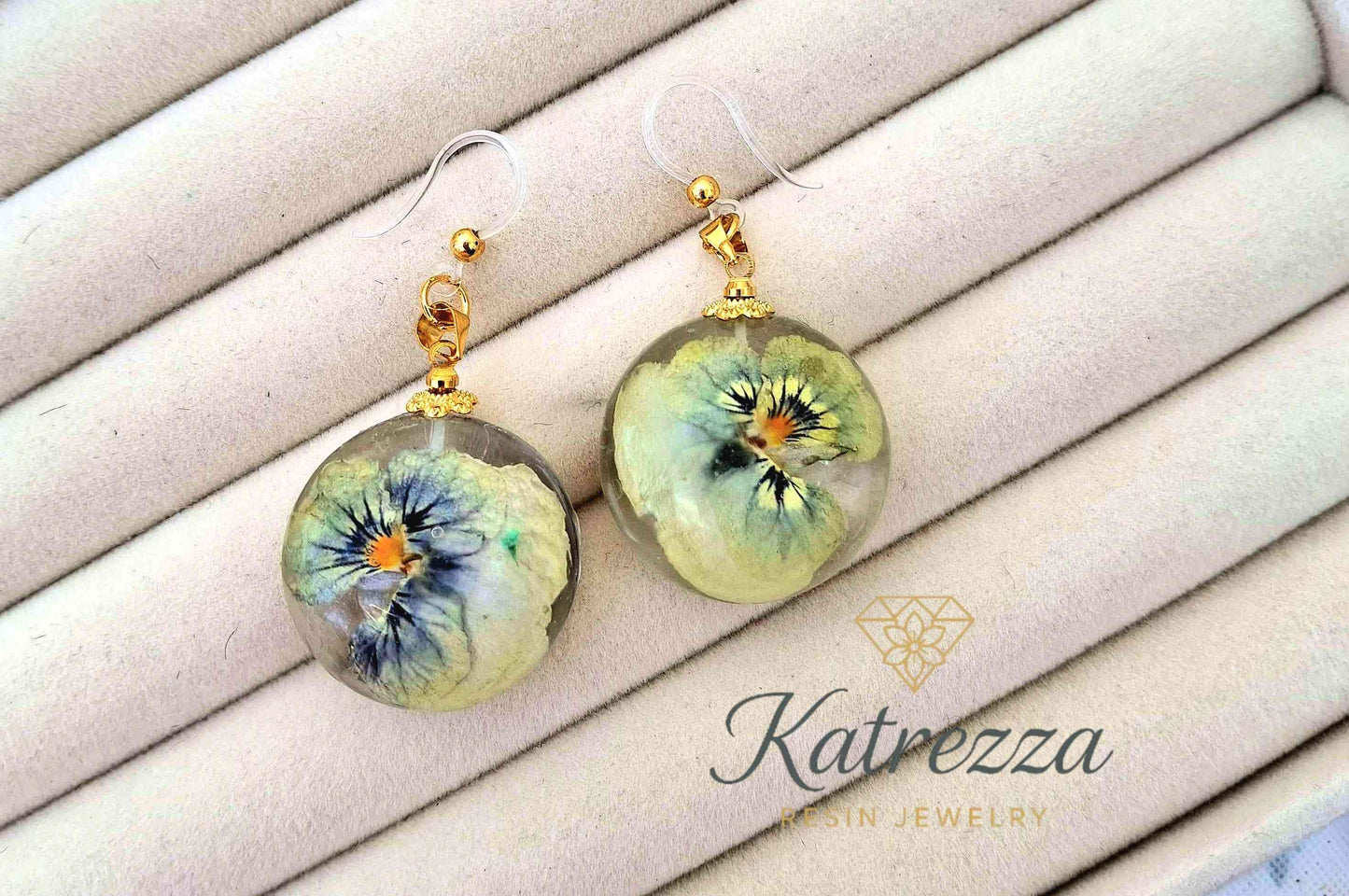 Floral Resin Earrings & Pendant Set – Hypoallergenic