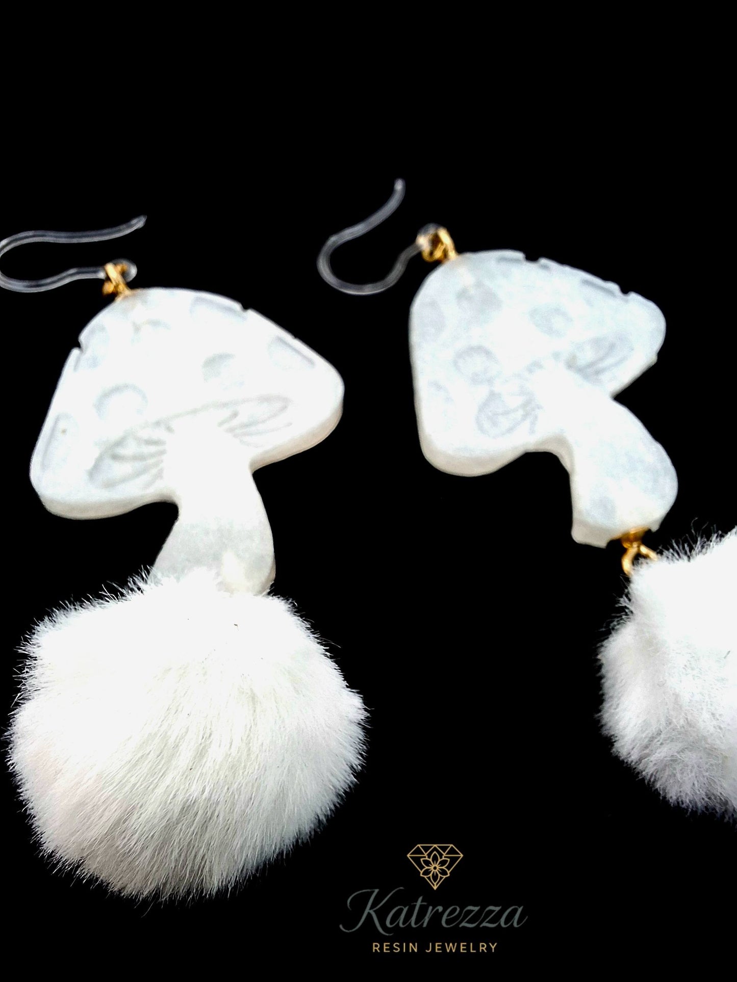 “Handmade double-sided mushroom resin earrings – one side with mushroom design, the other with real preserved flowers, plus fluffy white pom-poms.”