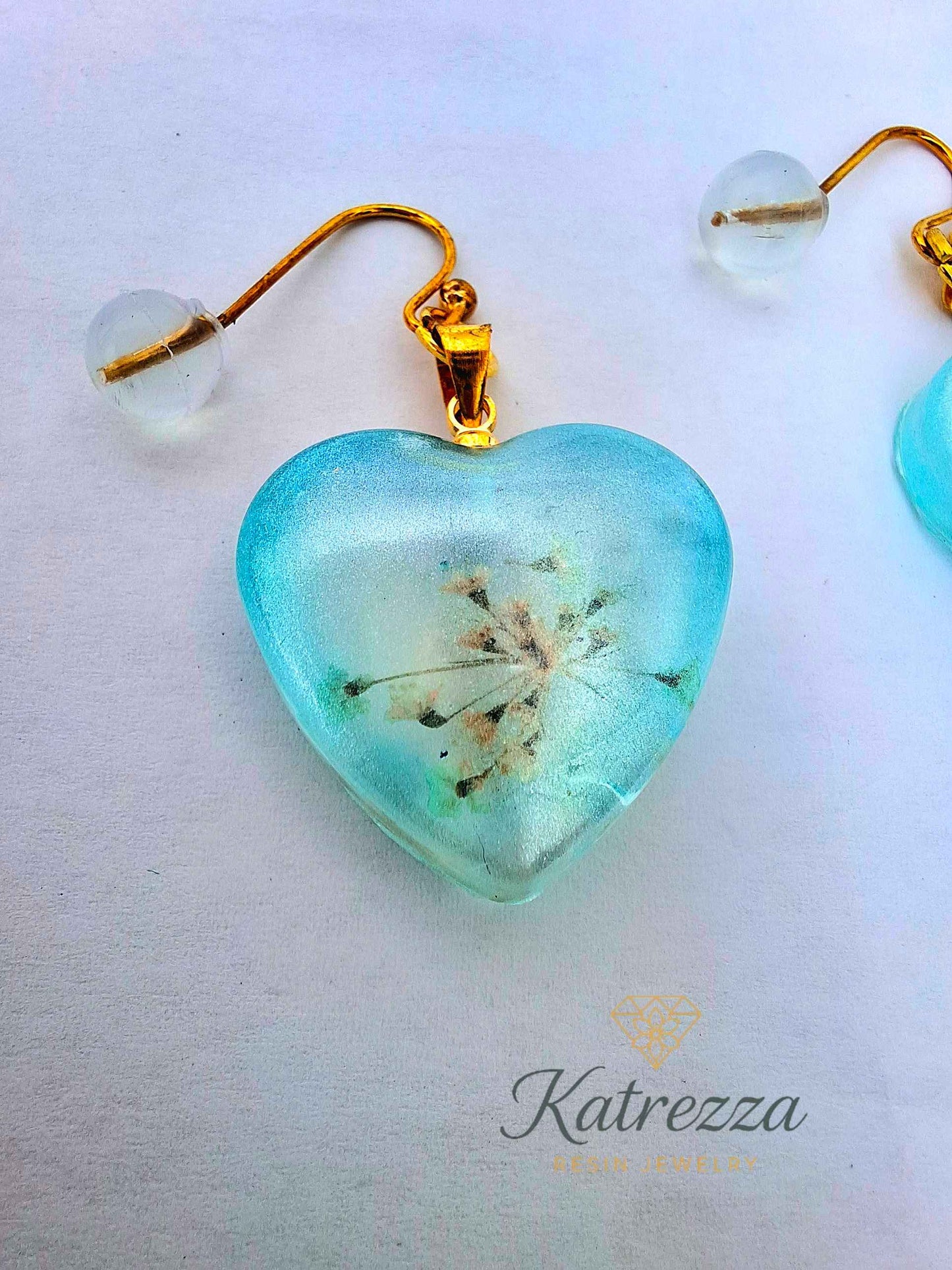 Handmade Heart-Shaped Resin Earrings with Pressed Flowers & Gold Hooks – Katrezza